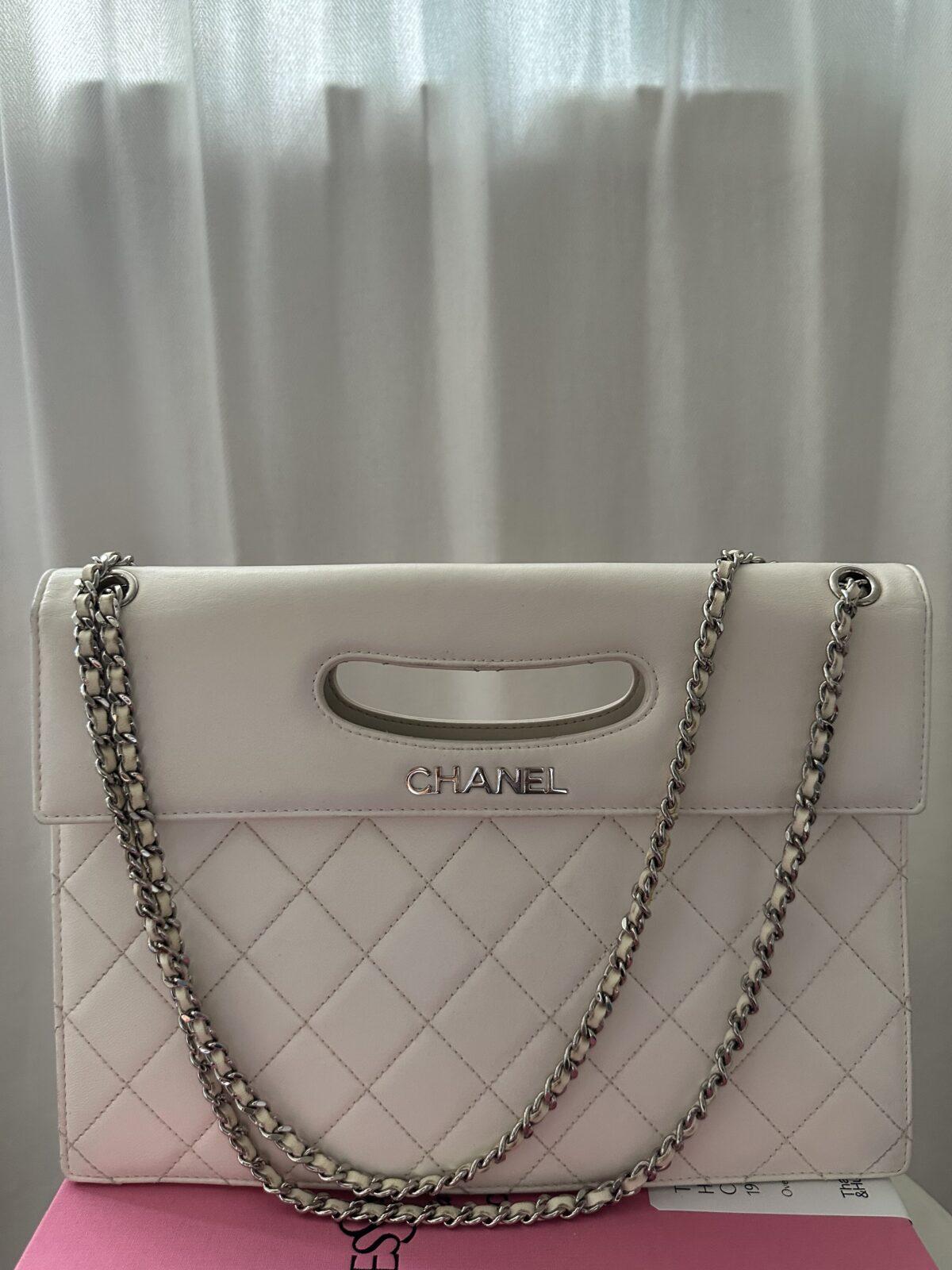 Chanel Biała Pikowana Torebka z Klapką i Wyciętym Uchwytem - obrazek 2