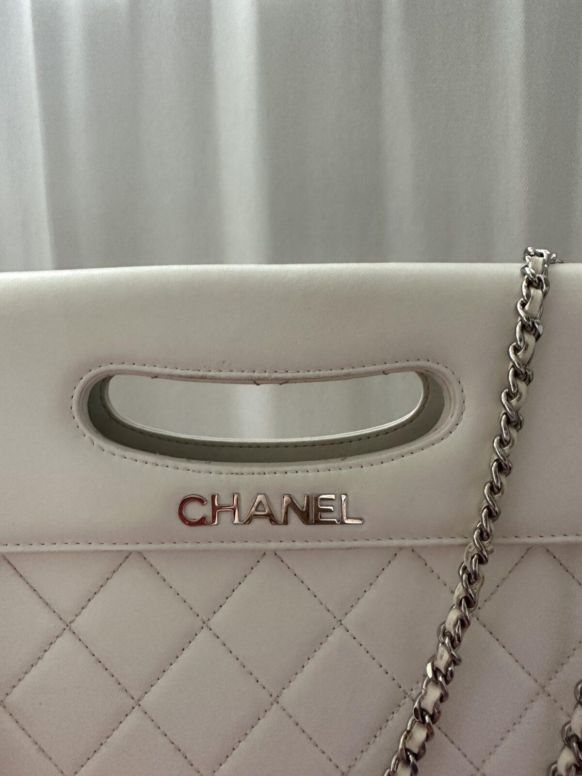 Chanel Biała Pikowana Torebka z Klapką i Wyciętym Uchwytem - obrazek 3