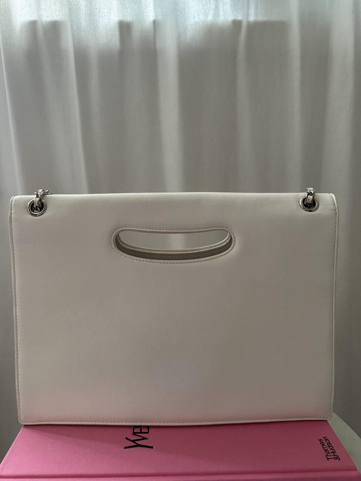 Chanel Biała Pikowana Torebka z Klapką i Wyciętym Uchwytem - obrazek 4