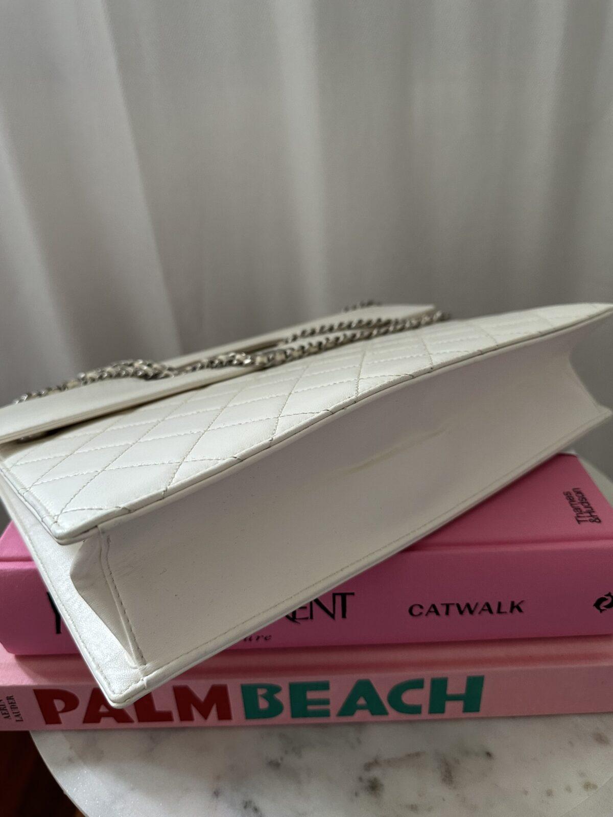 Chanel Biała Pikowana Torebka z Klapką i Wyciętym Uchwytem - obrazek 5