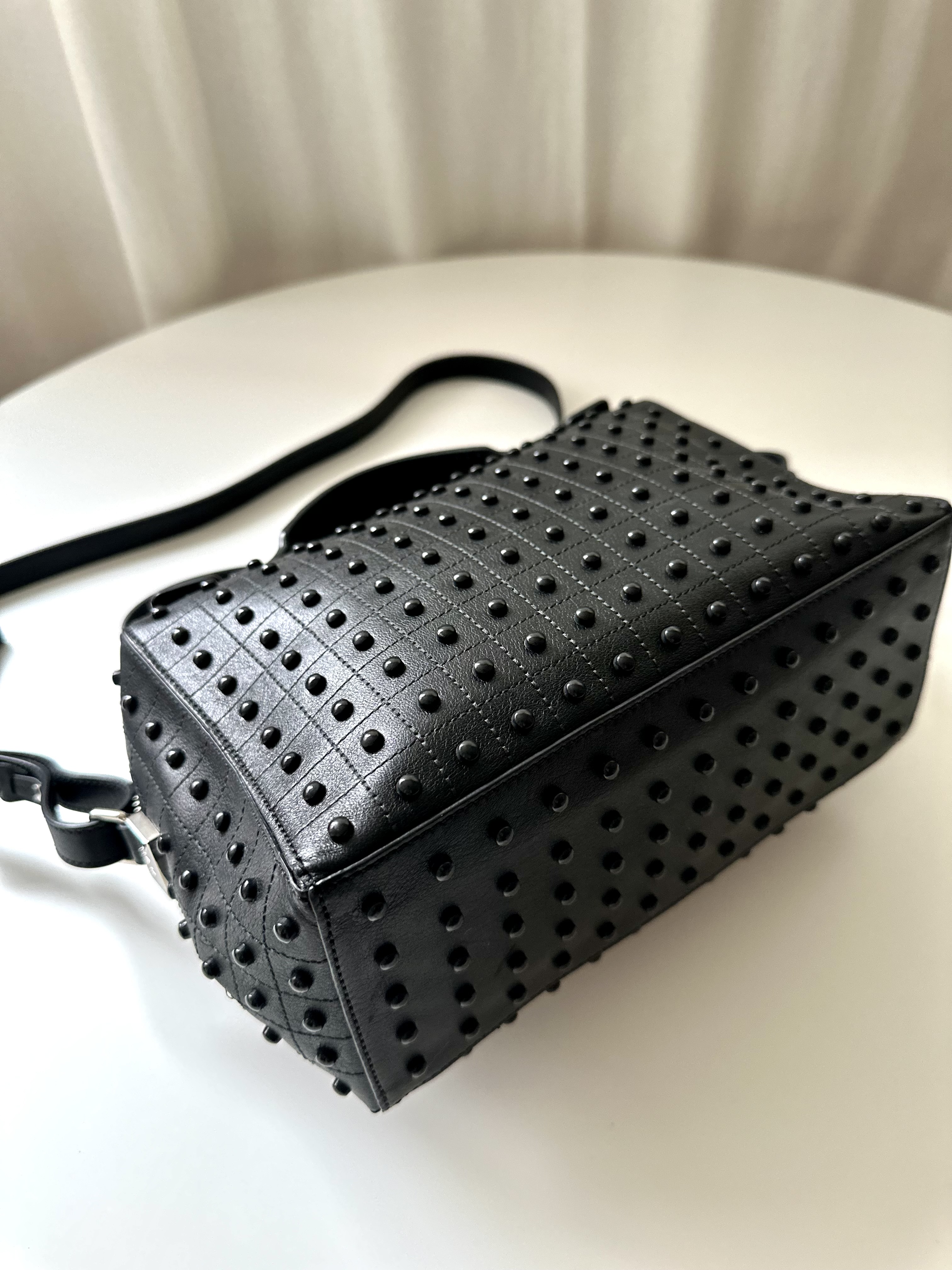 Tod's czarna torebka na ramię - obrazek 4