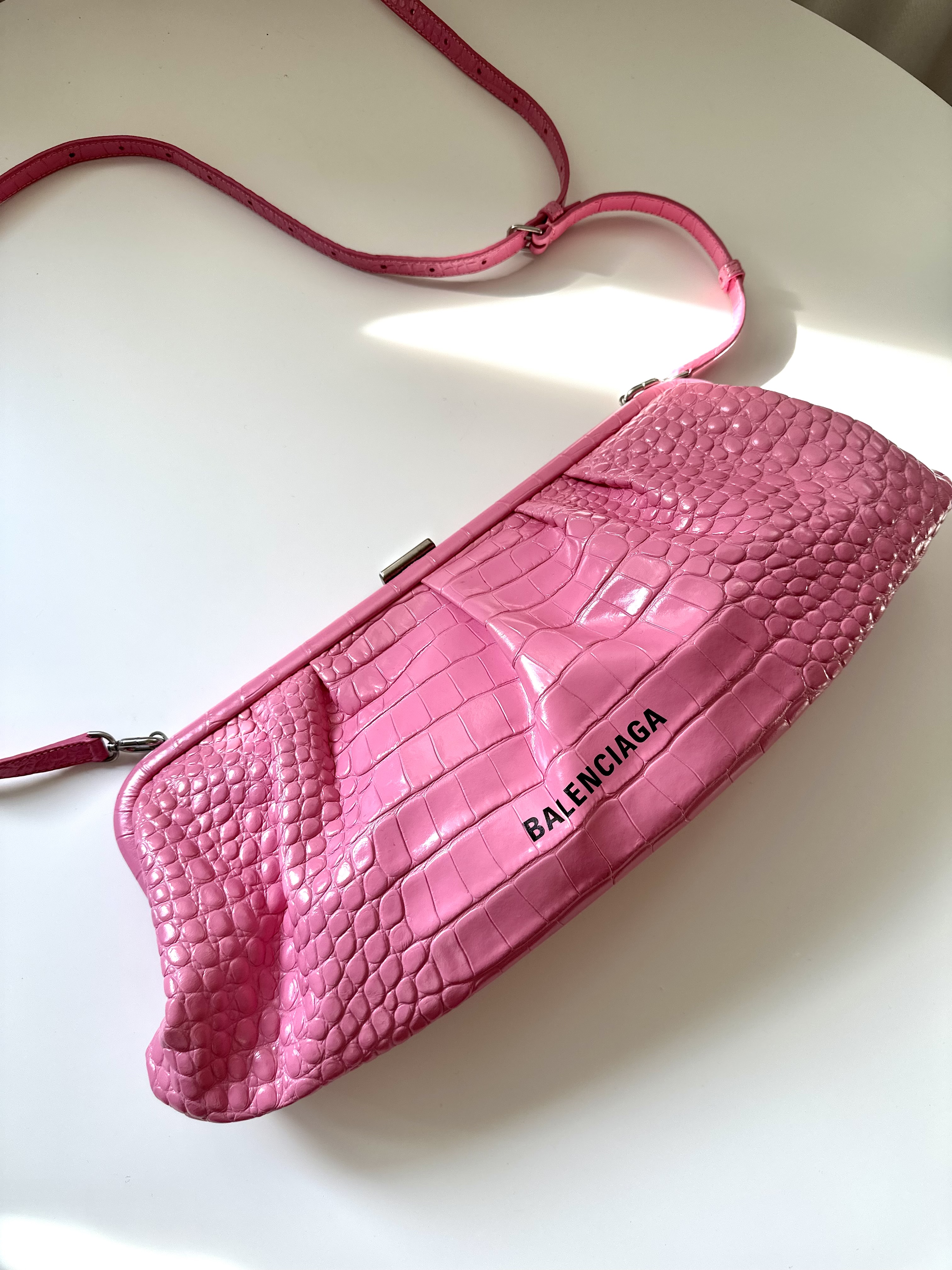 Balenciaga różowa kopertowa torebka - obrazek 4