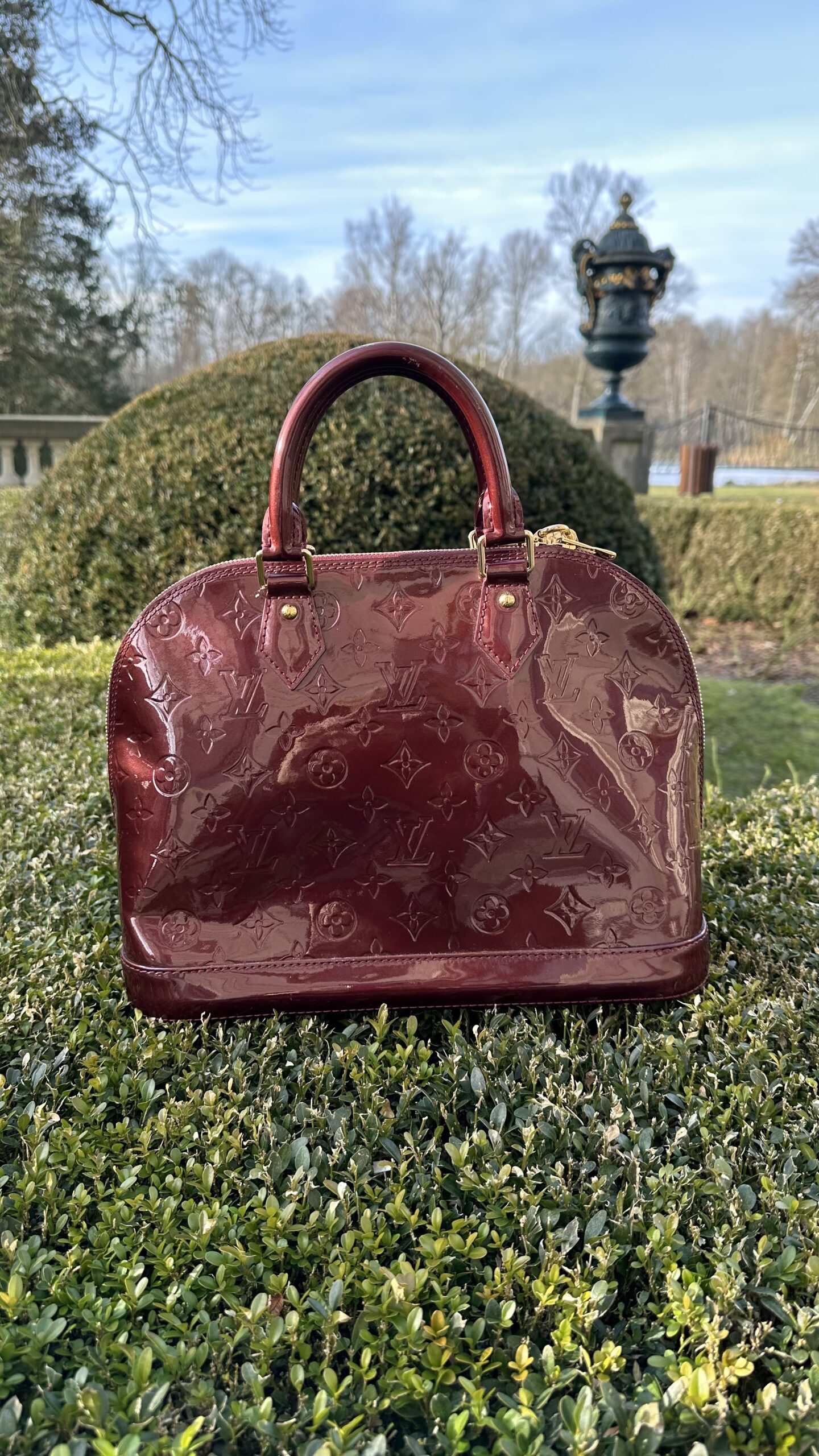 Louis Vuitton Alma vernis lakierowana torebka kuferek - obrazek 5