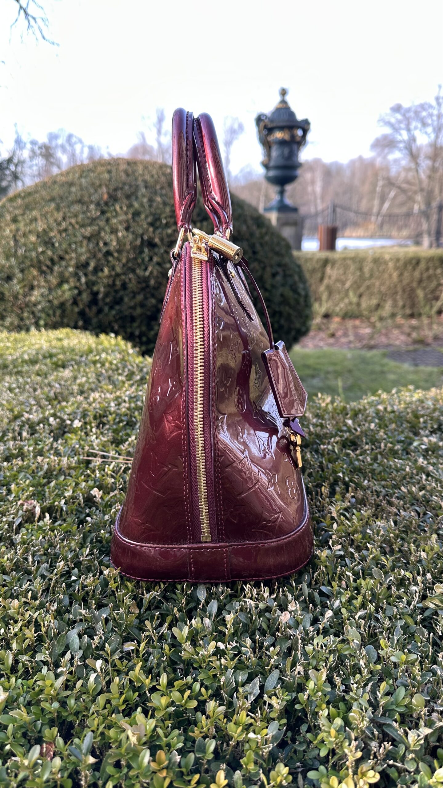 Louis Vuitton Alma vernis lakierowana torebka kuferek - obrazek 6