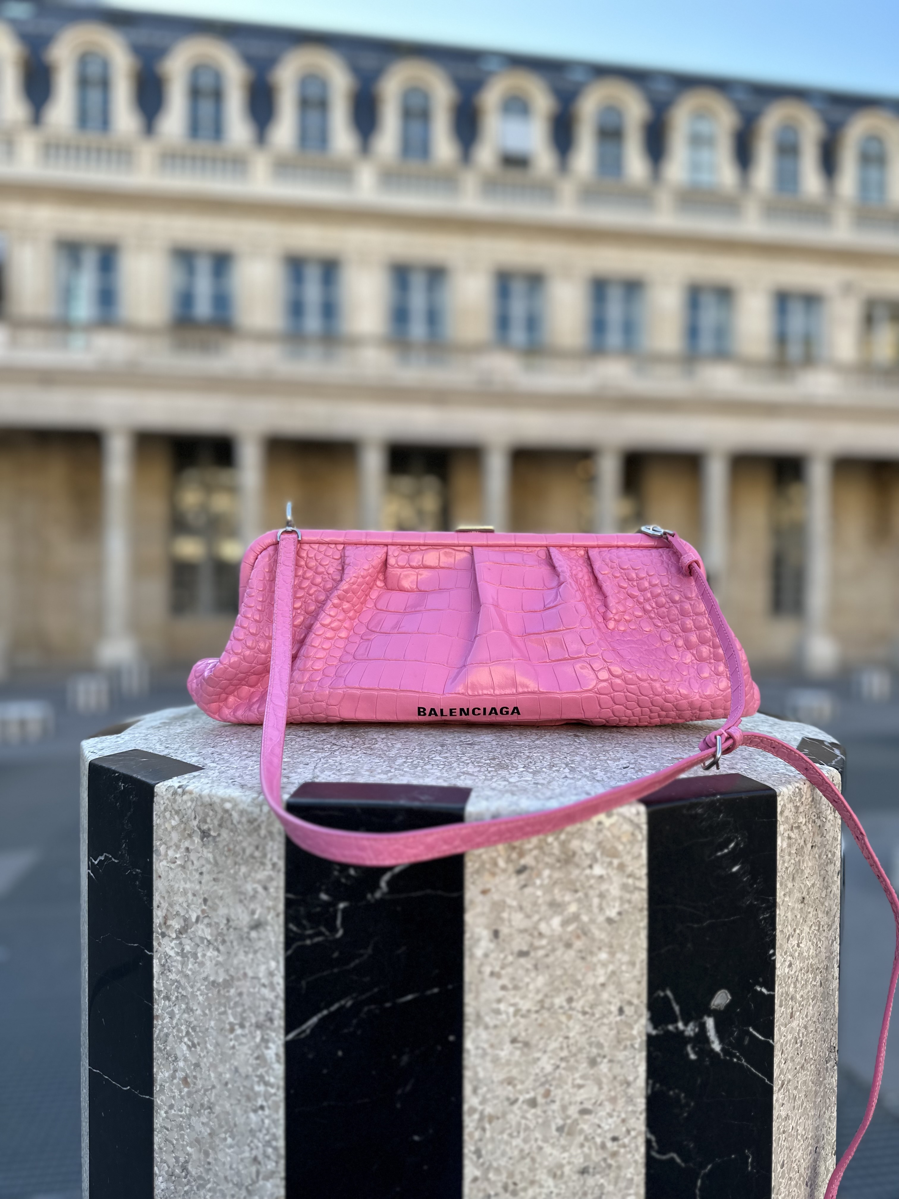 Balenciaga różowa kopertowa torebka - obrazek 7