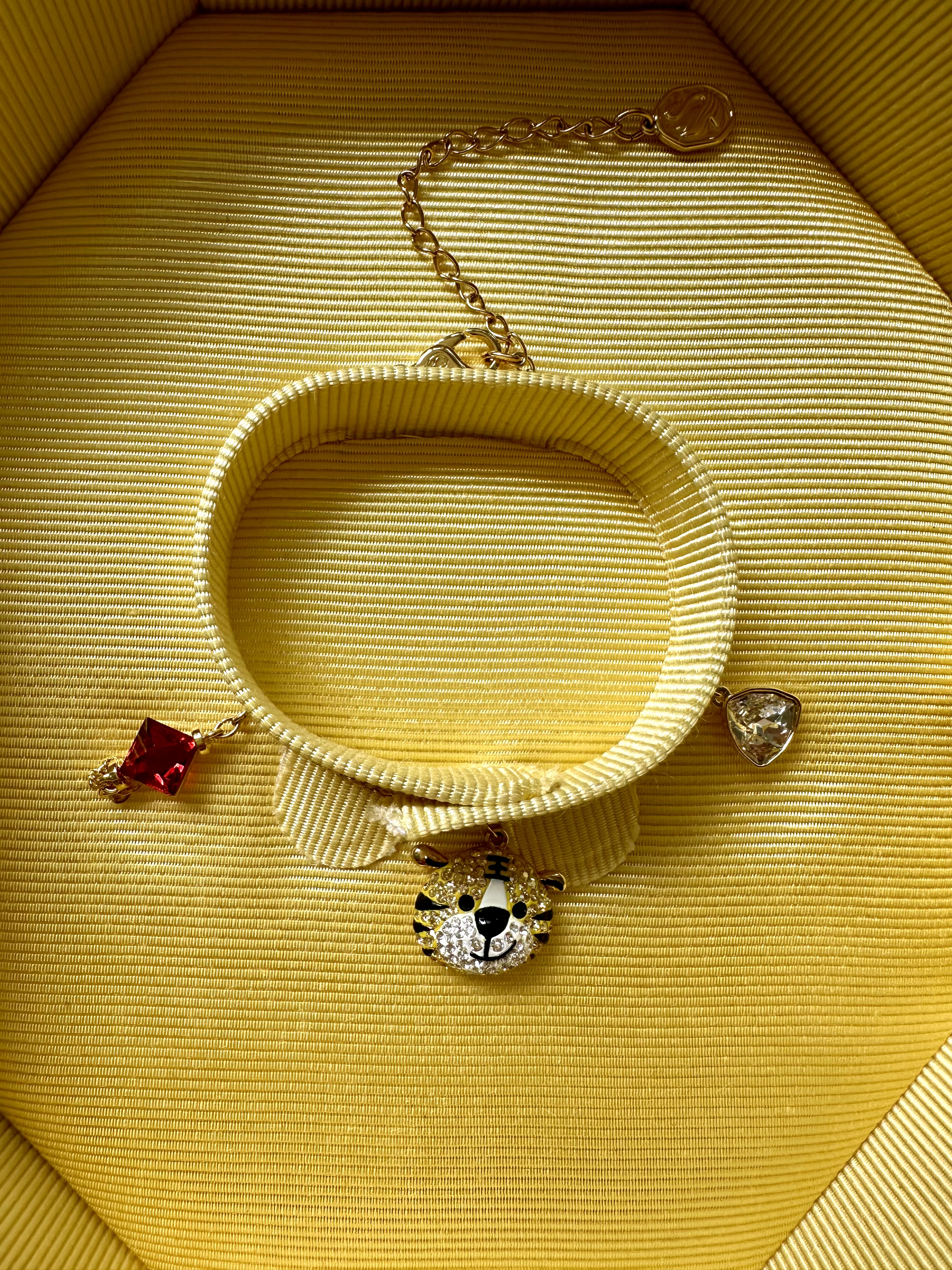 Swarovski złota bransoletka z charmsami - obrazek 3