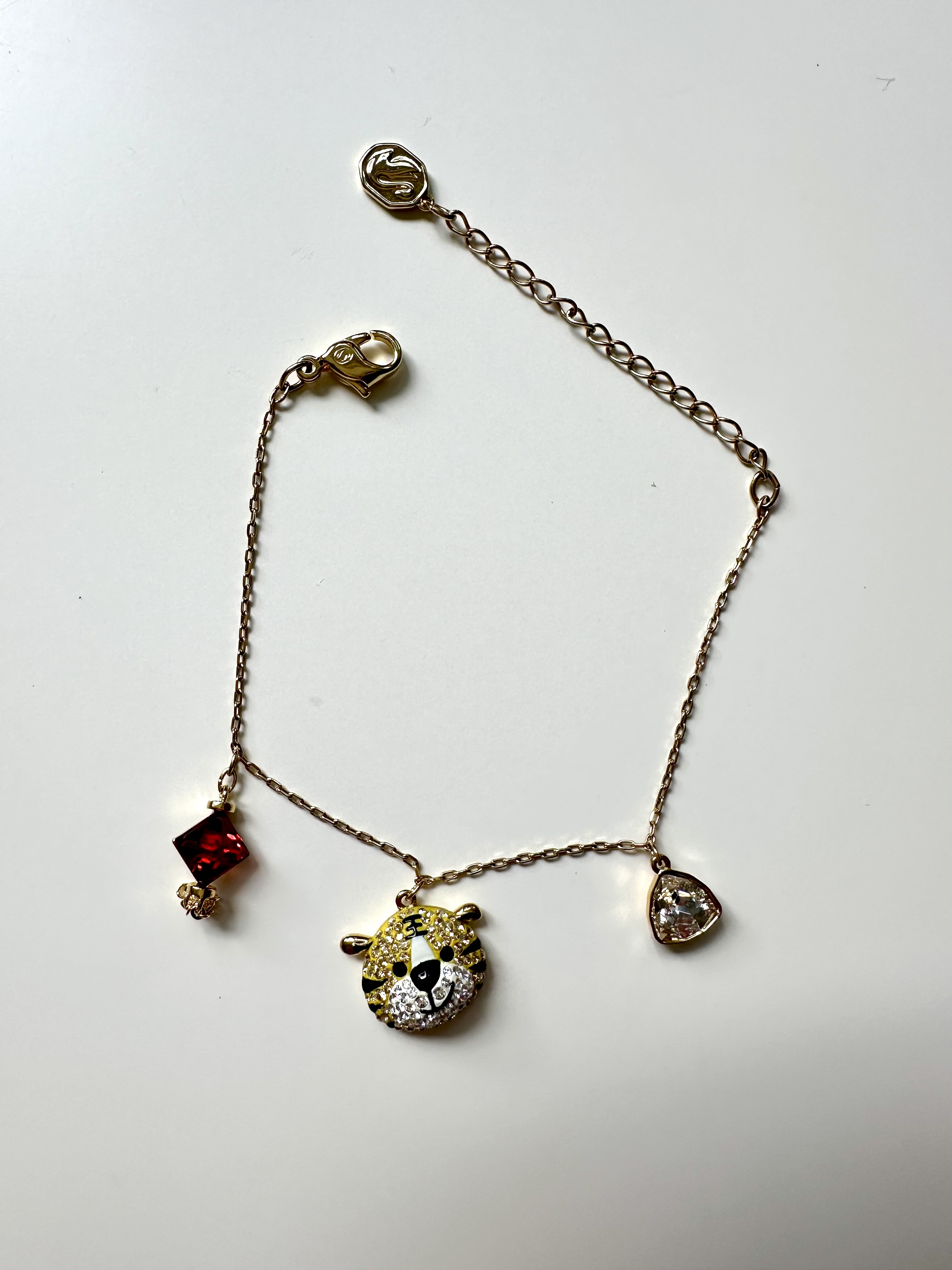 Swarovski złota bransoletka z charmsami - obrazek 4