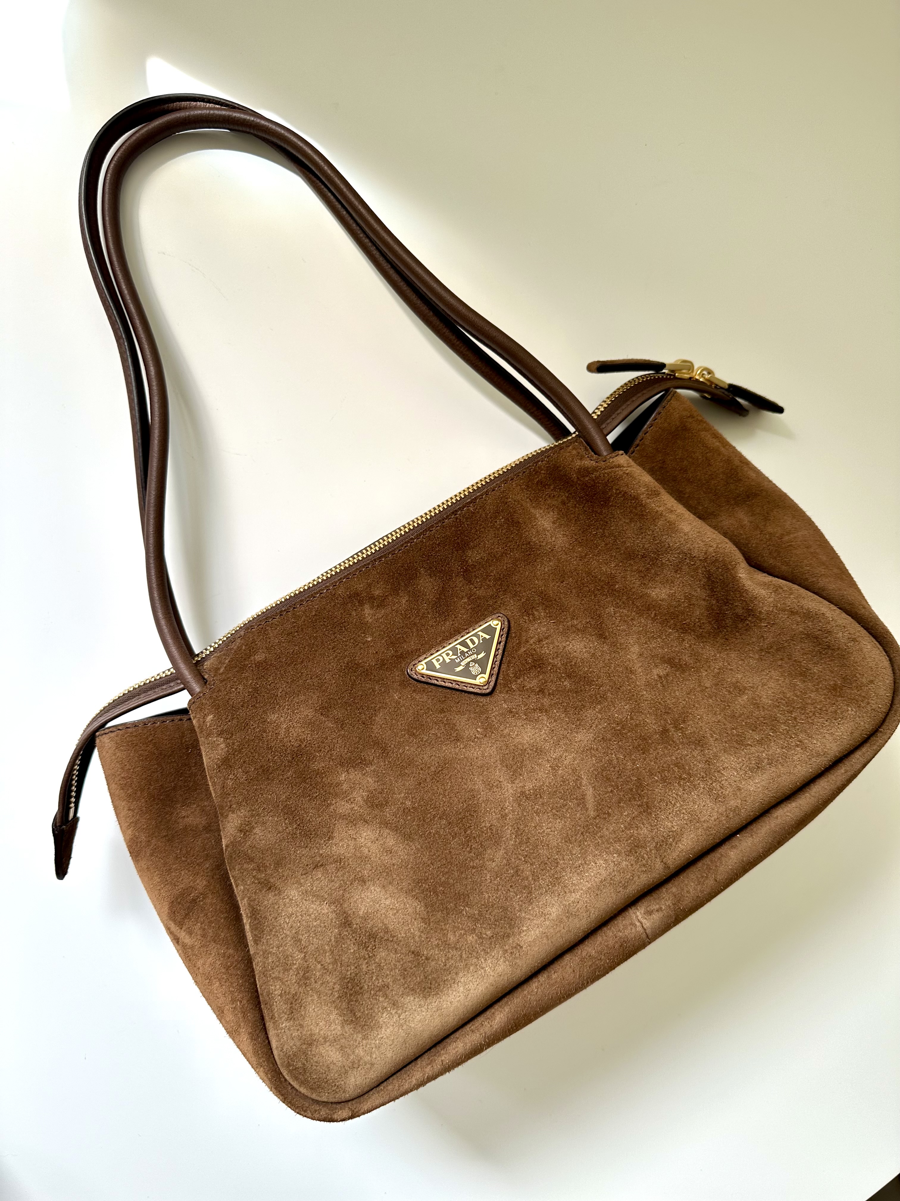 Prada czekoladowa zamszowa torebka - obrazek 6