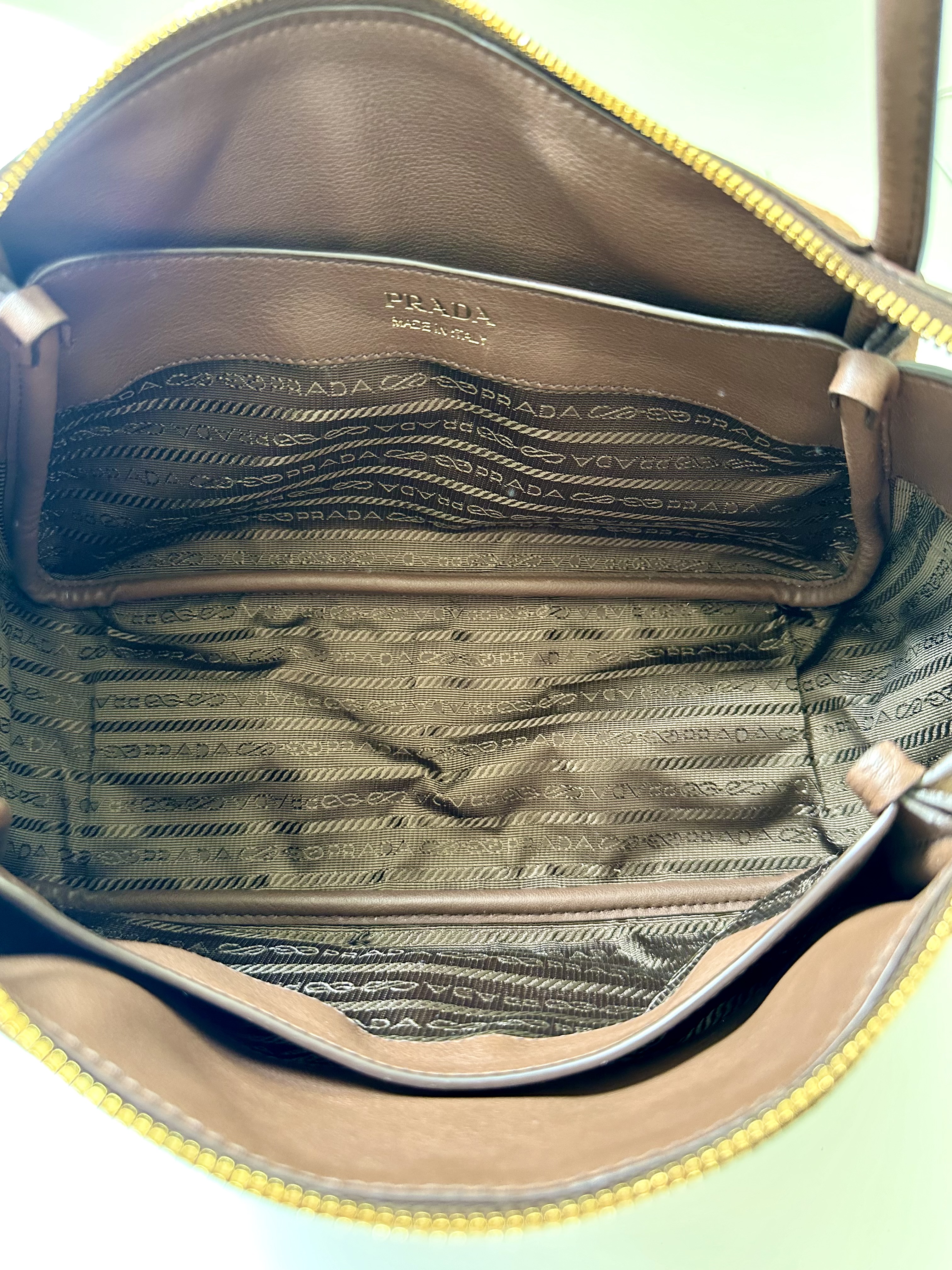 Prada czekoladowa zamszowa torebka - obrazek 5