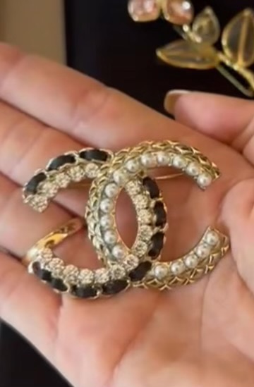 Broszka Chanel nowa kolekcja - obrazek 3