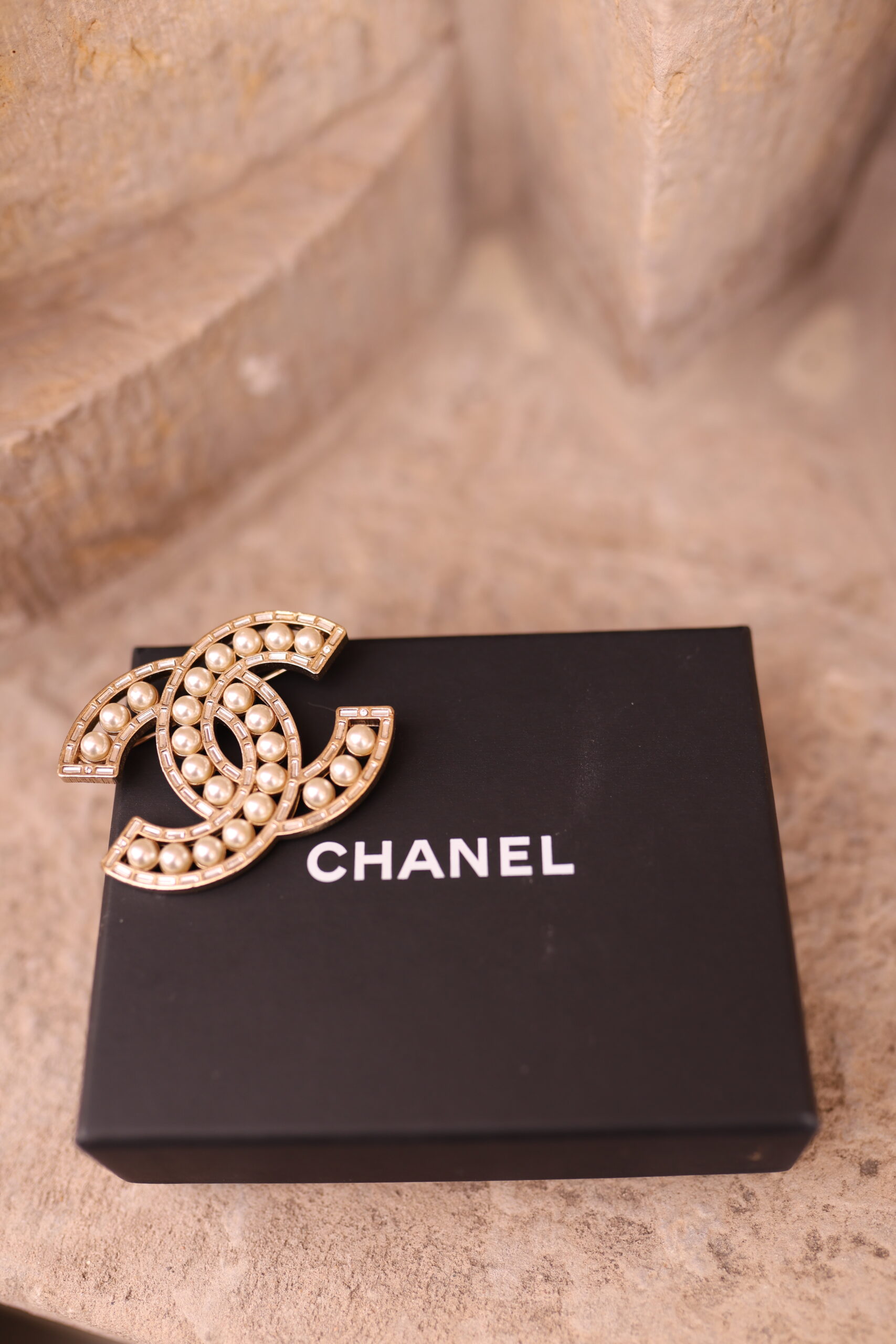 Chanel duża efektowna broszka perły i cyrkonie