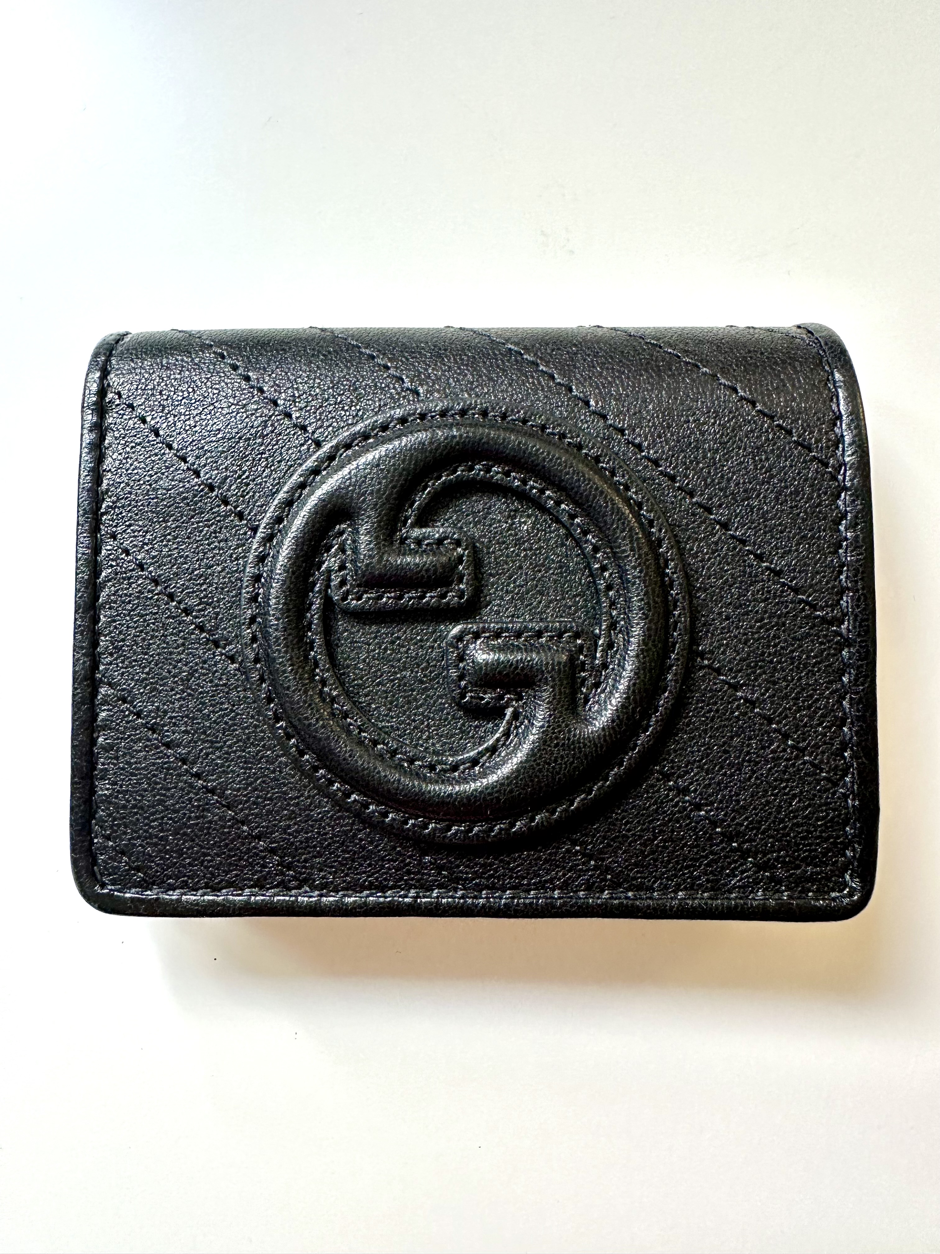 Gucci czarny skórzany portfel z logo - obrazek 2