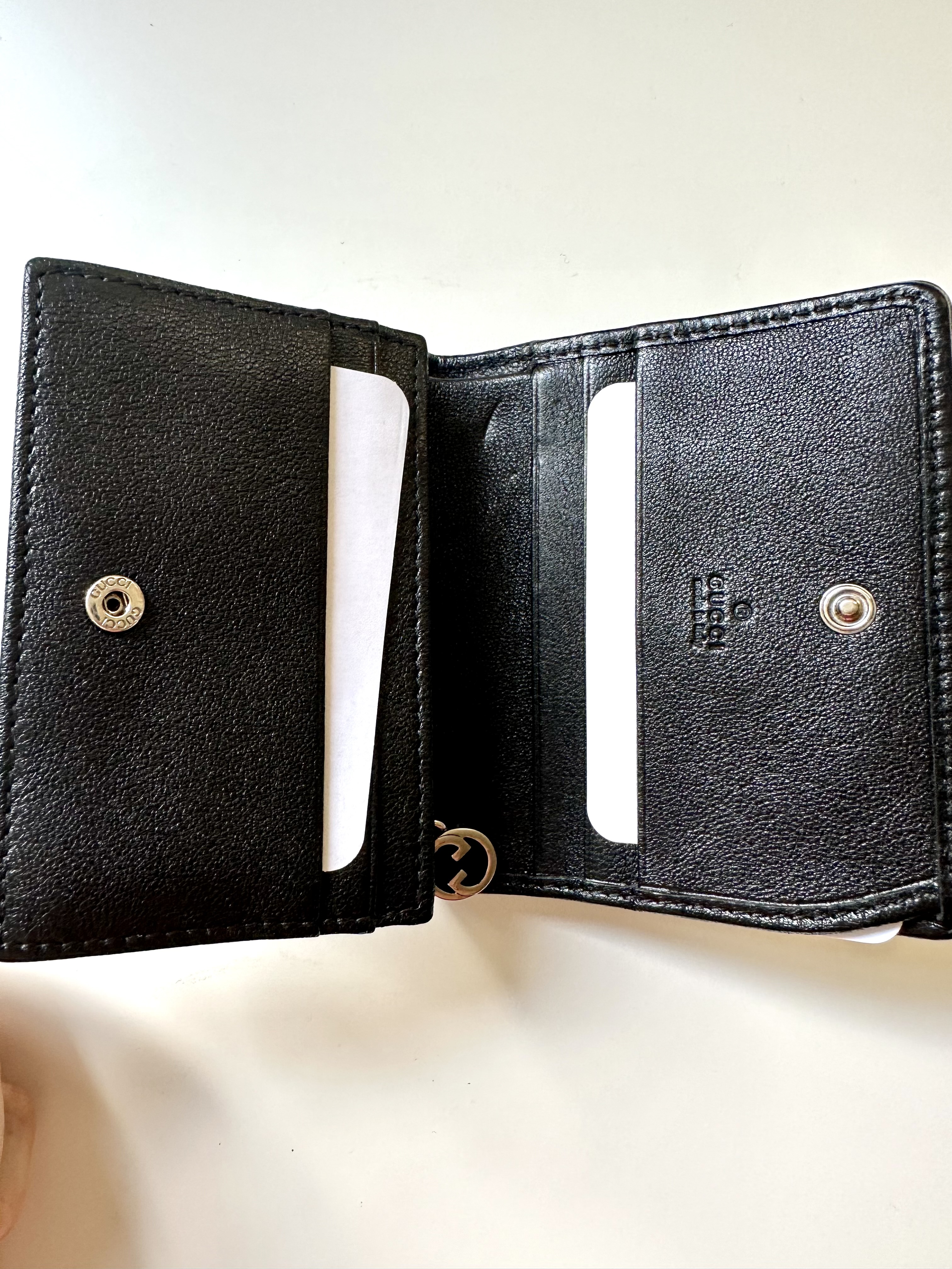 Gucci czarny skórzany portfel z logo - obrazek 3