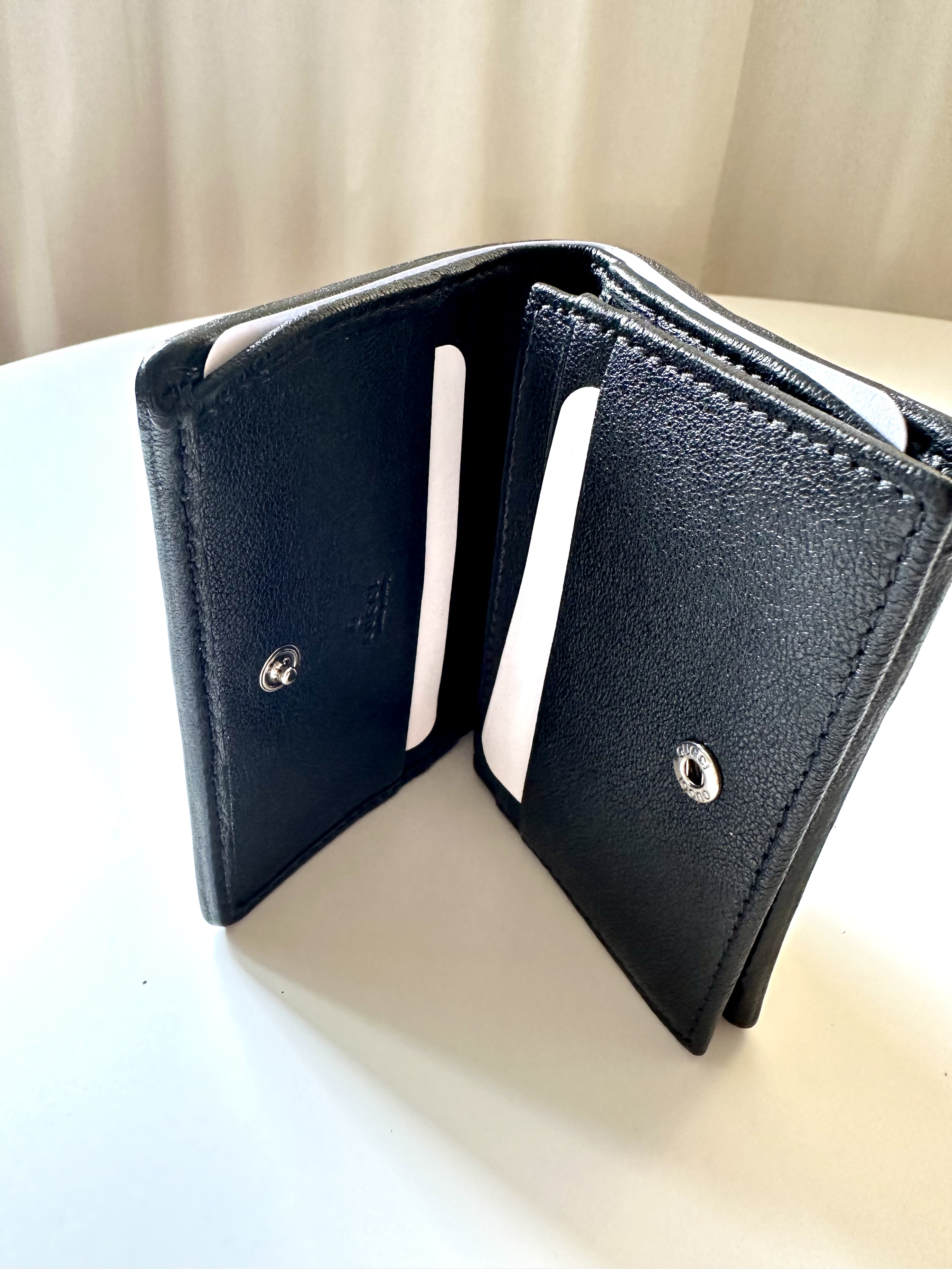 Gucci czarny skórzany portfel z logo - obrazek 4