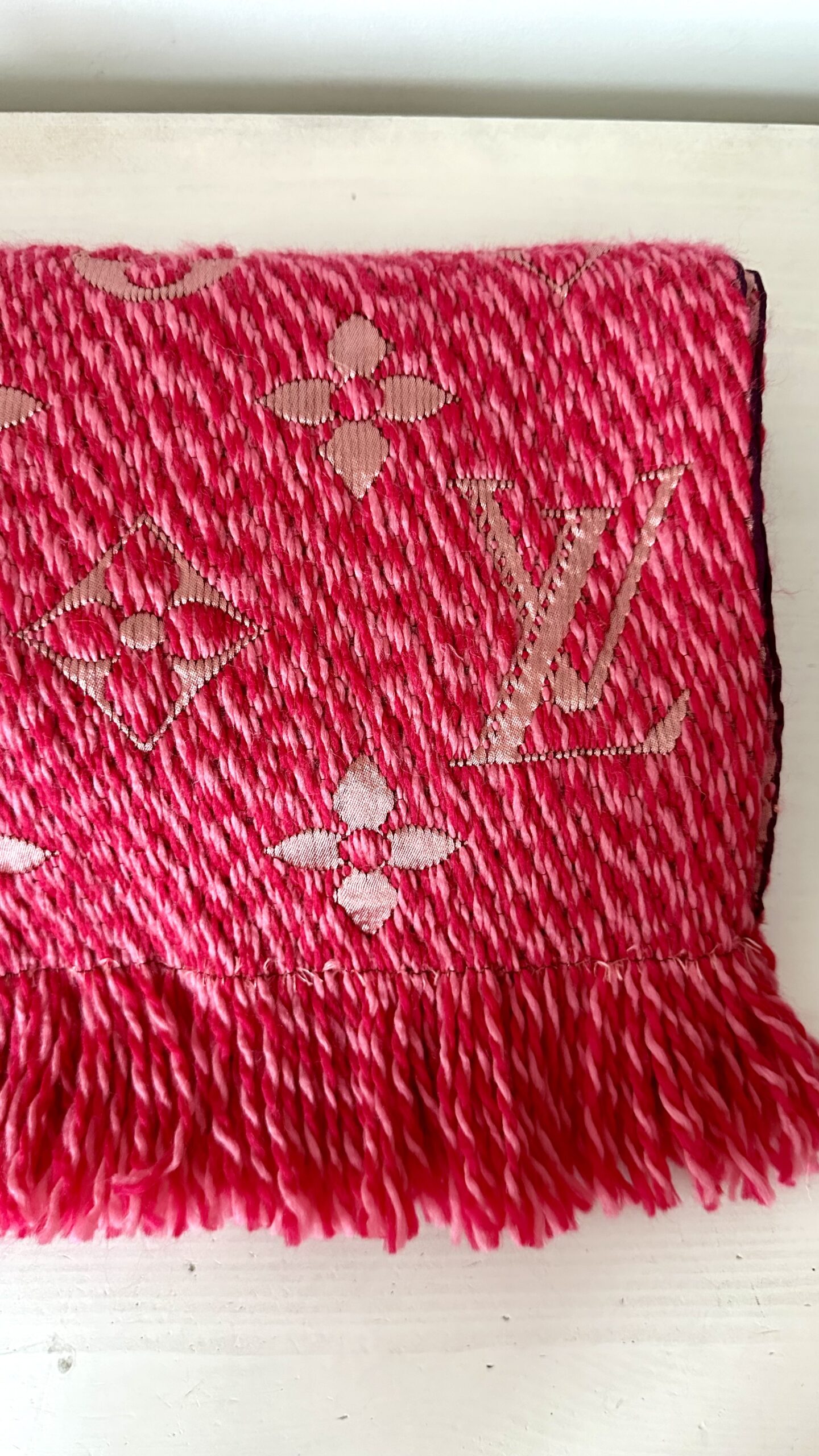 Louis Vuitton malinowy wełniany szal - obrazek 2