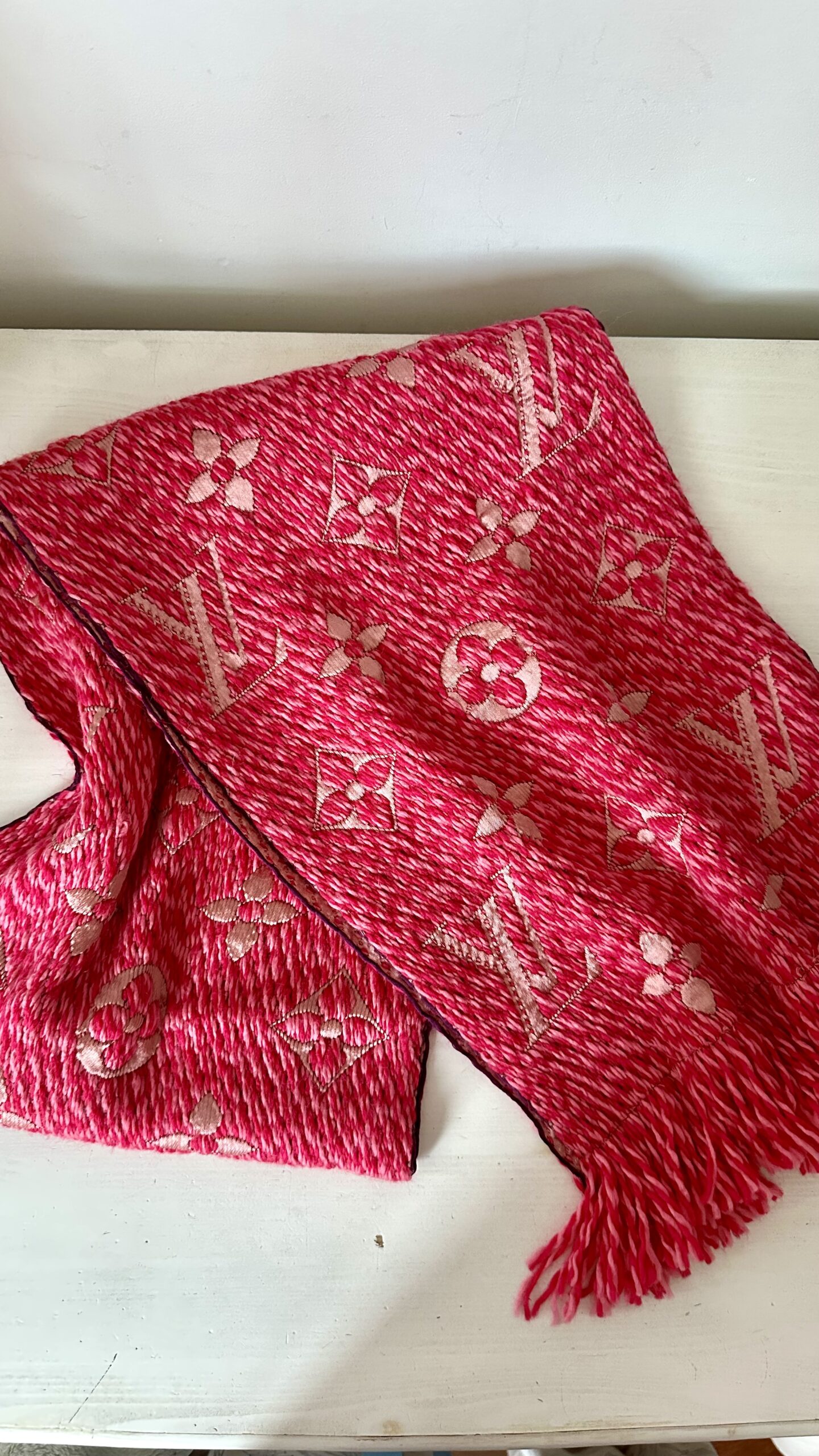 Louis Vuitton malinowy wełniany szal - obrazek 4