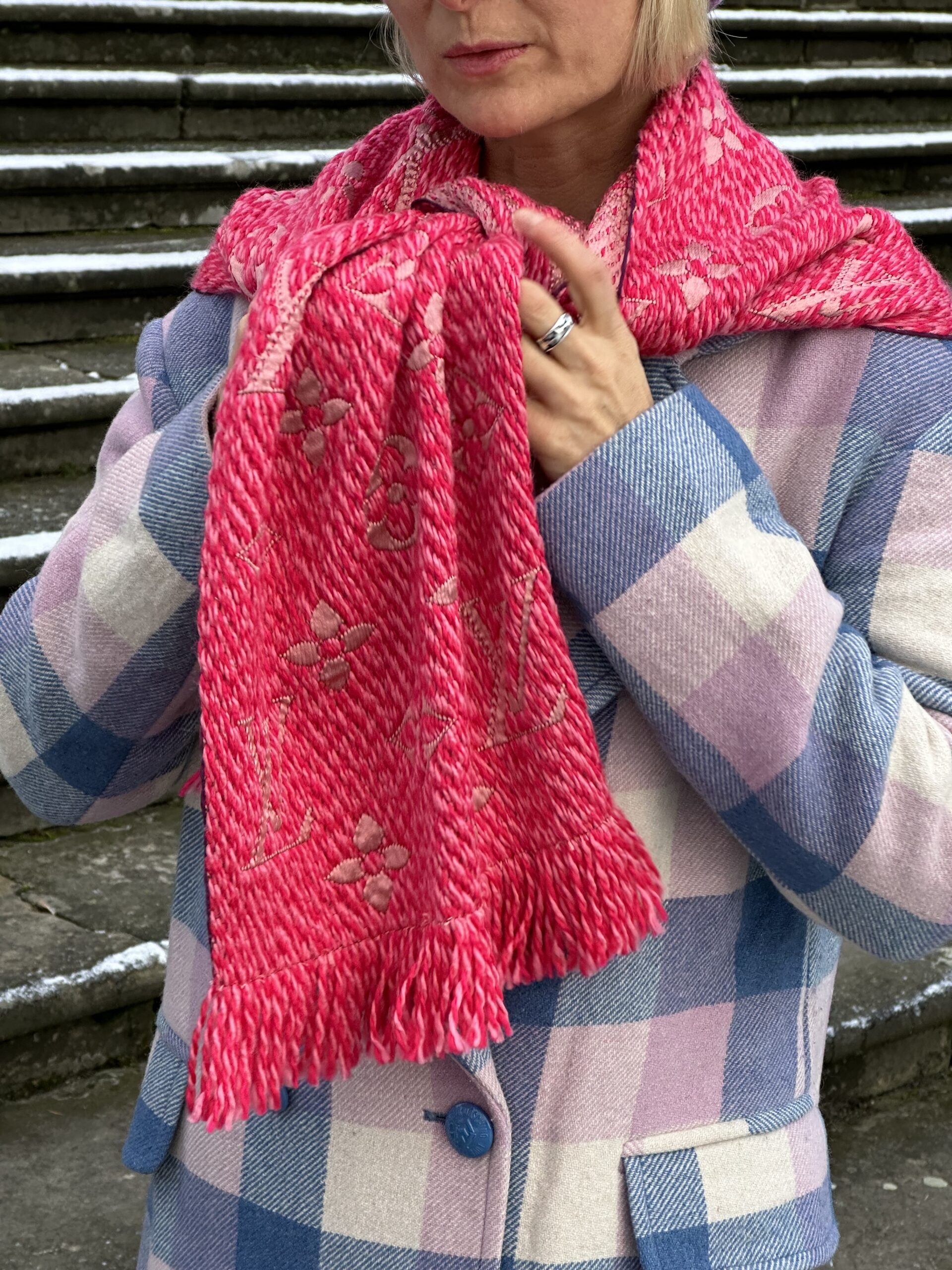 Louis Vuitton malinowy wełniany szal - obrazek 5