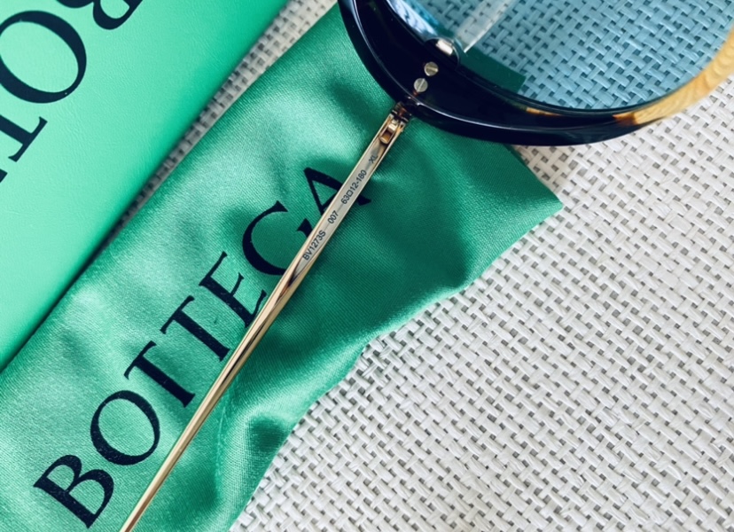 Bottega Veneta Pilotka z soczewką baby blue - obrazek 5