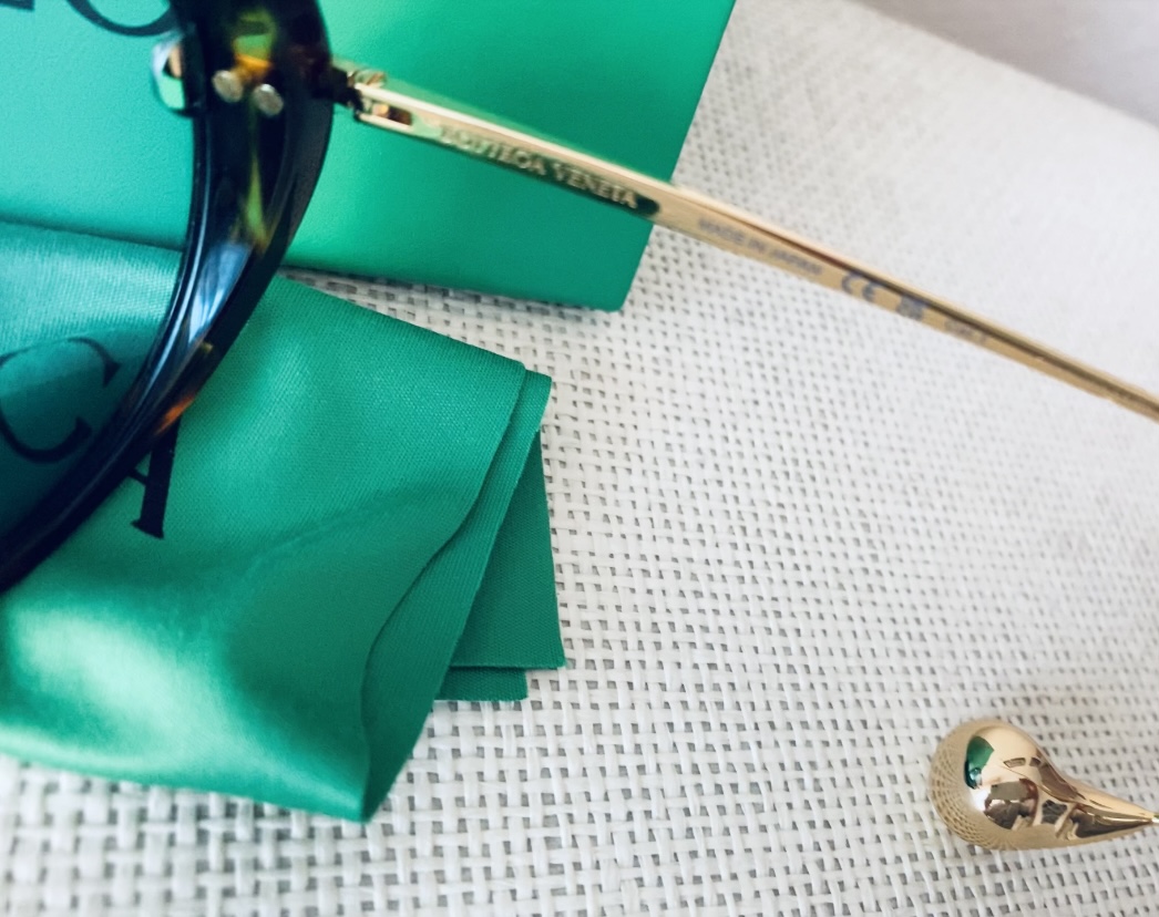 Bottega Veneta Pilotka z soczewką baby blue - obrazek 6