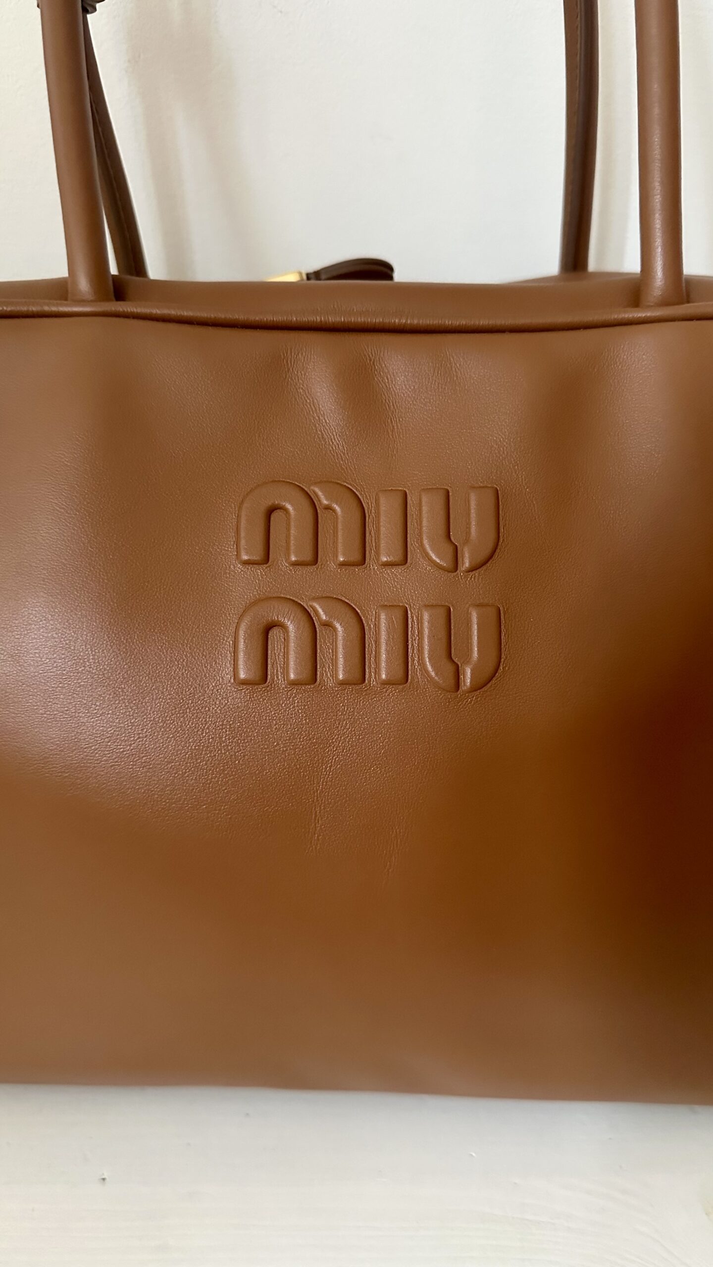 Miu Miu Beau bag skórzana torebka w kolorze camel - obrazek 3