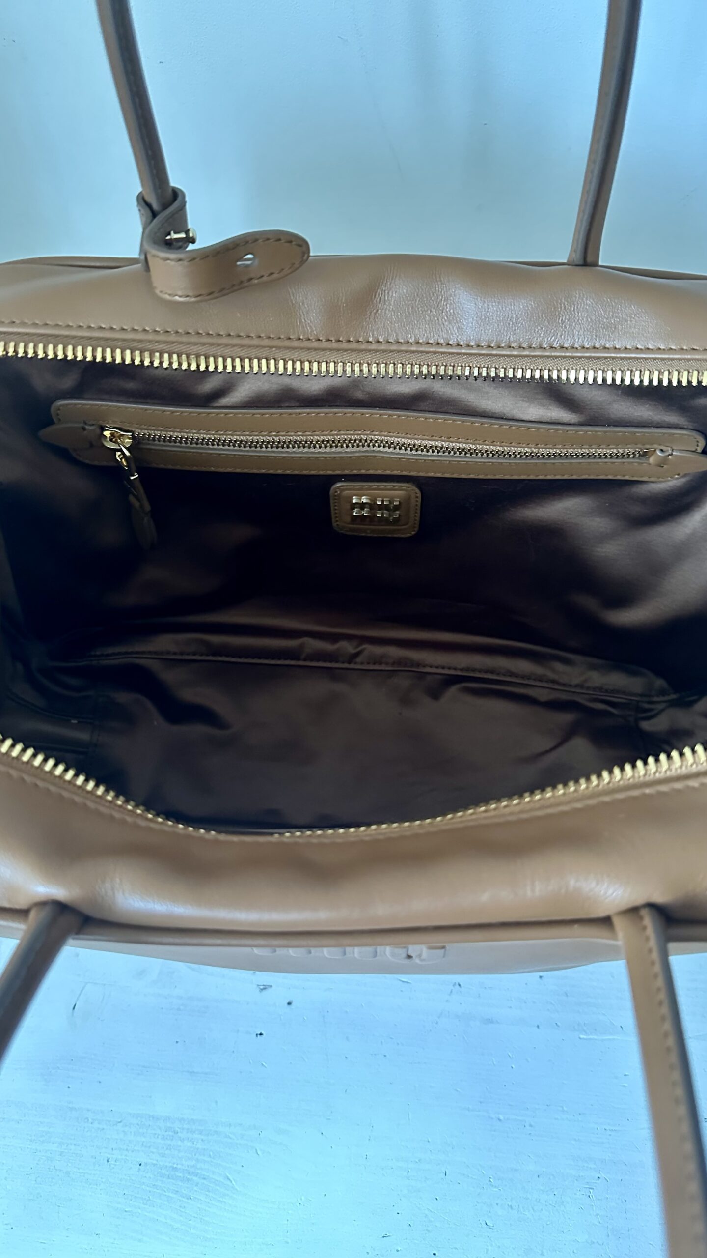 Miu Miu Beau bag skórzana torebka w kolorze camel - obrazek 7