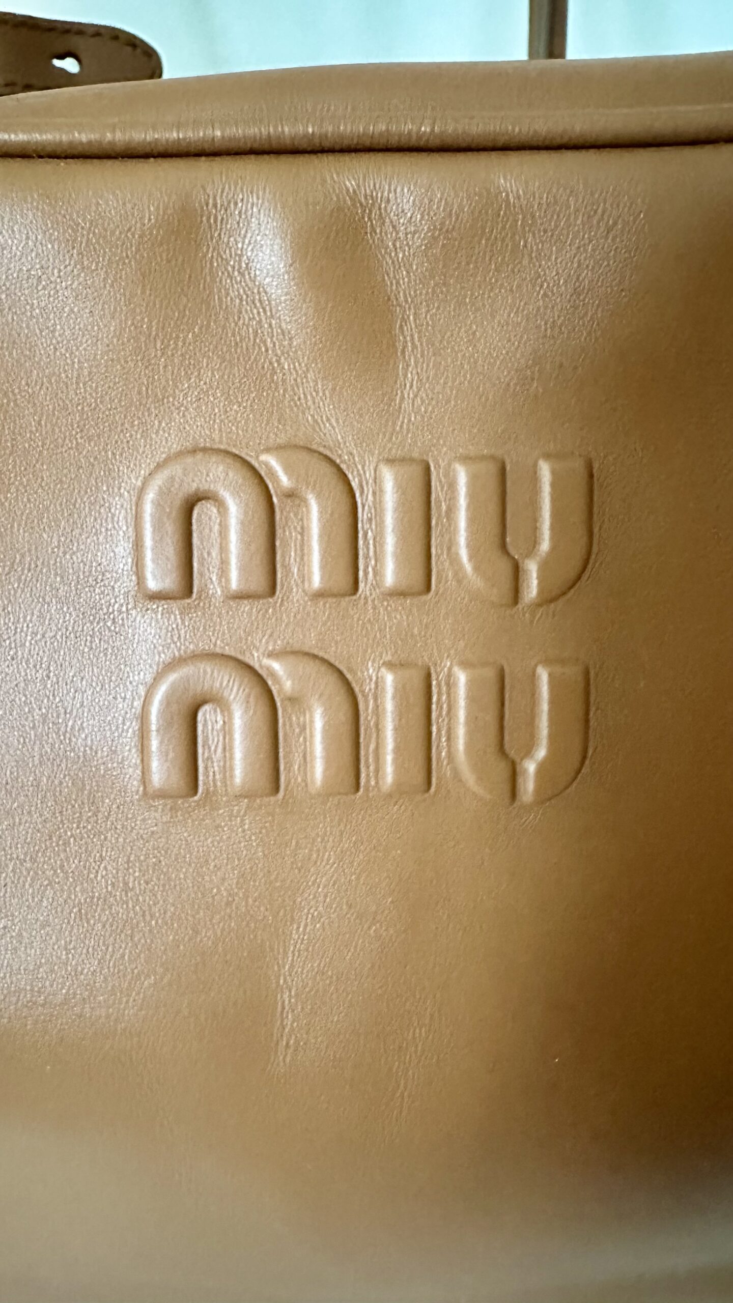 Miu Miu Beau bag skórzana torebka w kolorze camel - obrazek 6