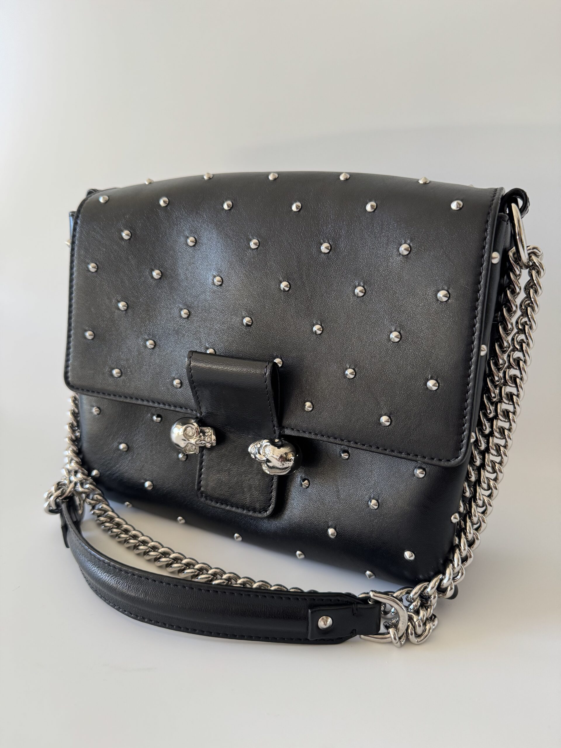 ALEXANDER MCQUEEN Leather Studded Twin Skull Flap Shoulder Bag – torebka - obrazek 4