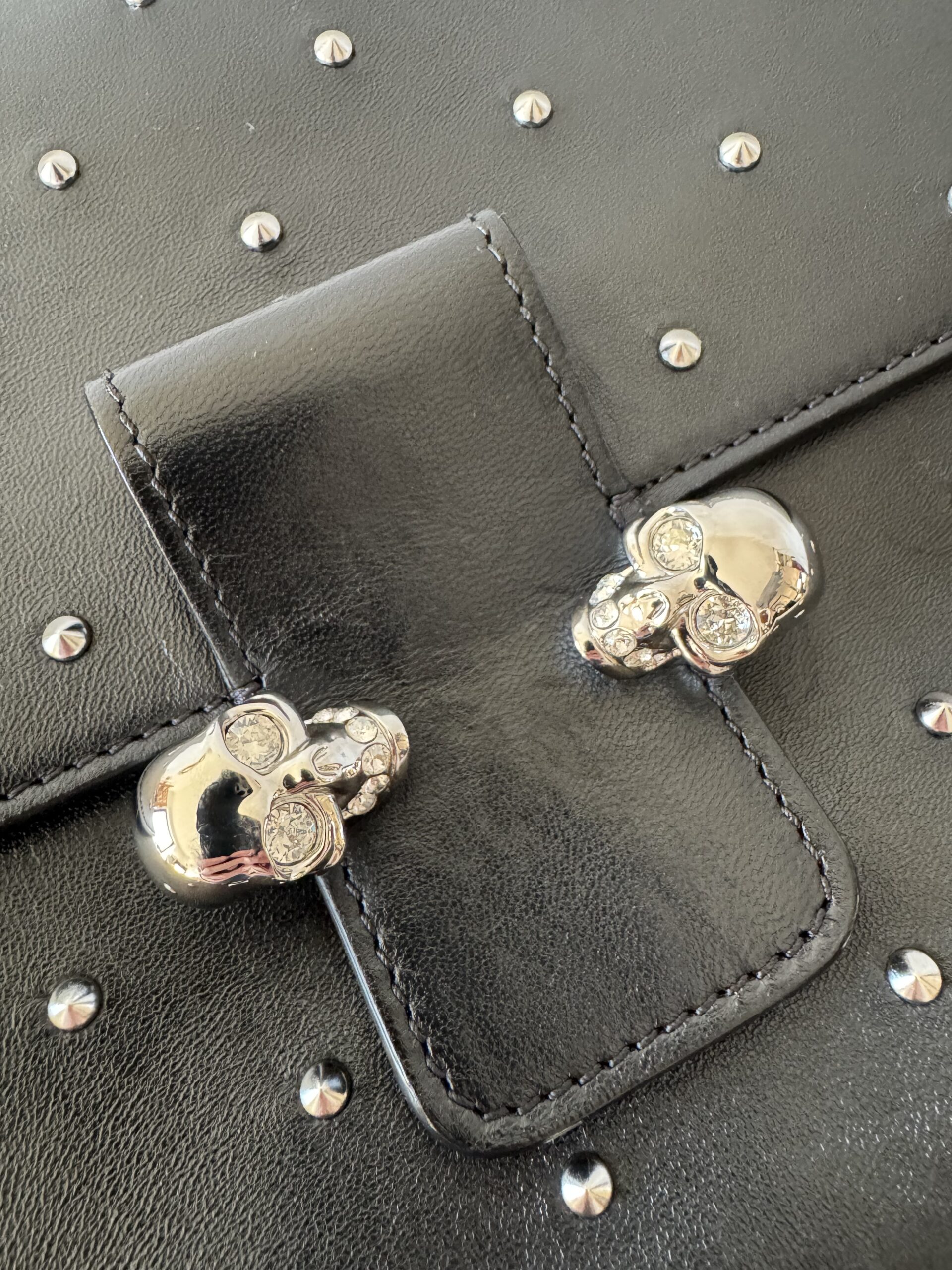 ALEXANDER MCQUEEN Leather Studded Twin Skull Flap Shoulder Bag – torebka - obrazek 6