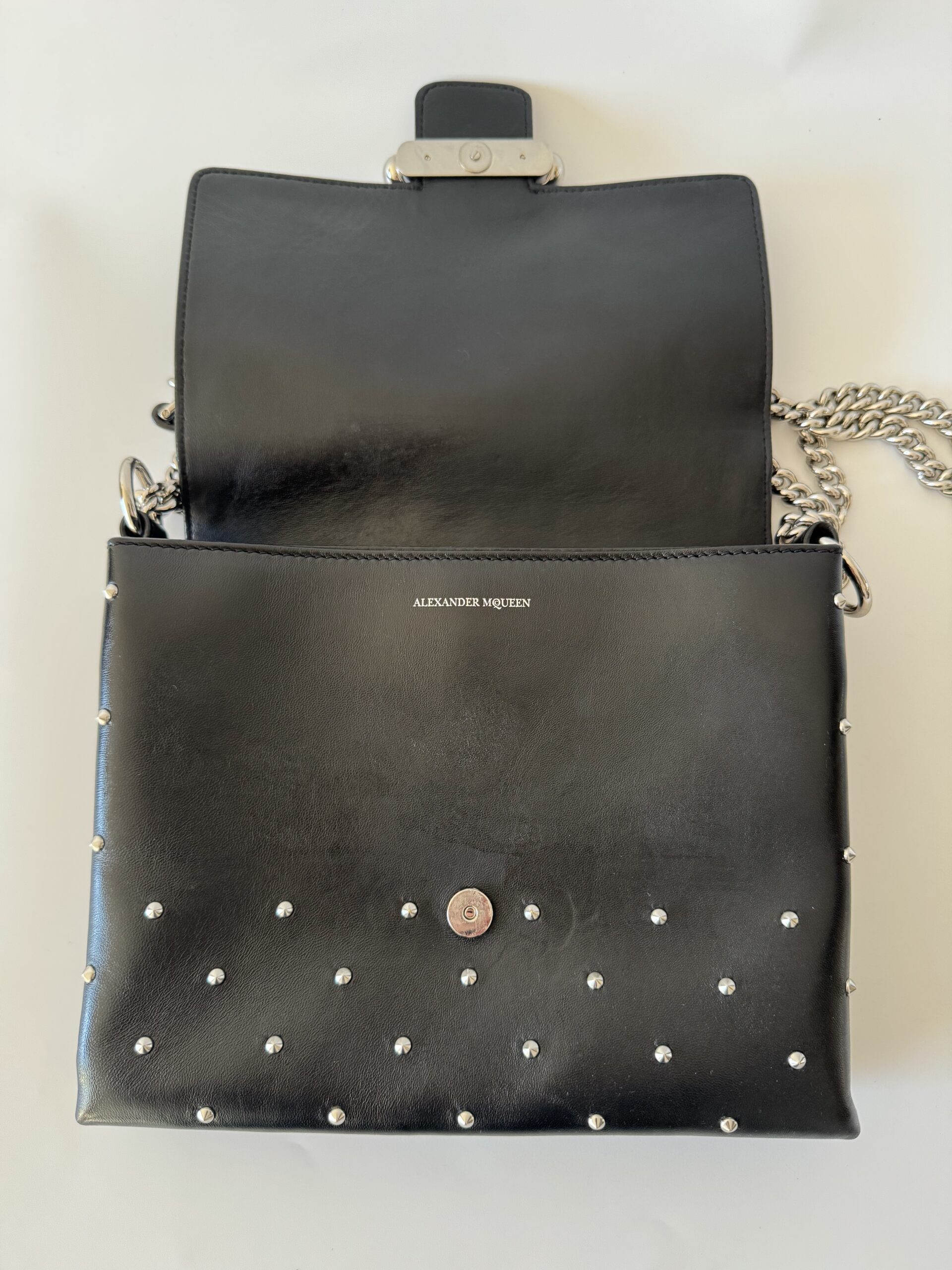 ALEXANDER MCQUEEN Leather Studded Twin Skull Flap Shoulder Bag – torebka - obrazek 7