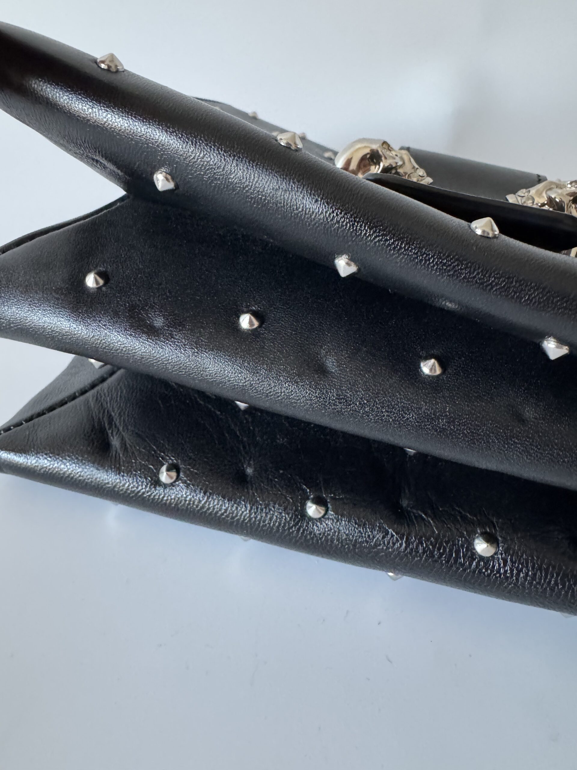 ALEXANDER MCQUEEN Leather Studded Twin Skull Flap Shoulder Bag – torebka - obrazek 11