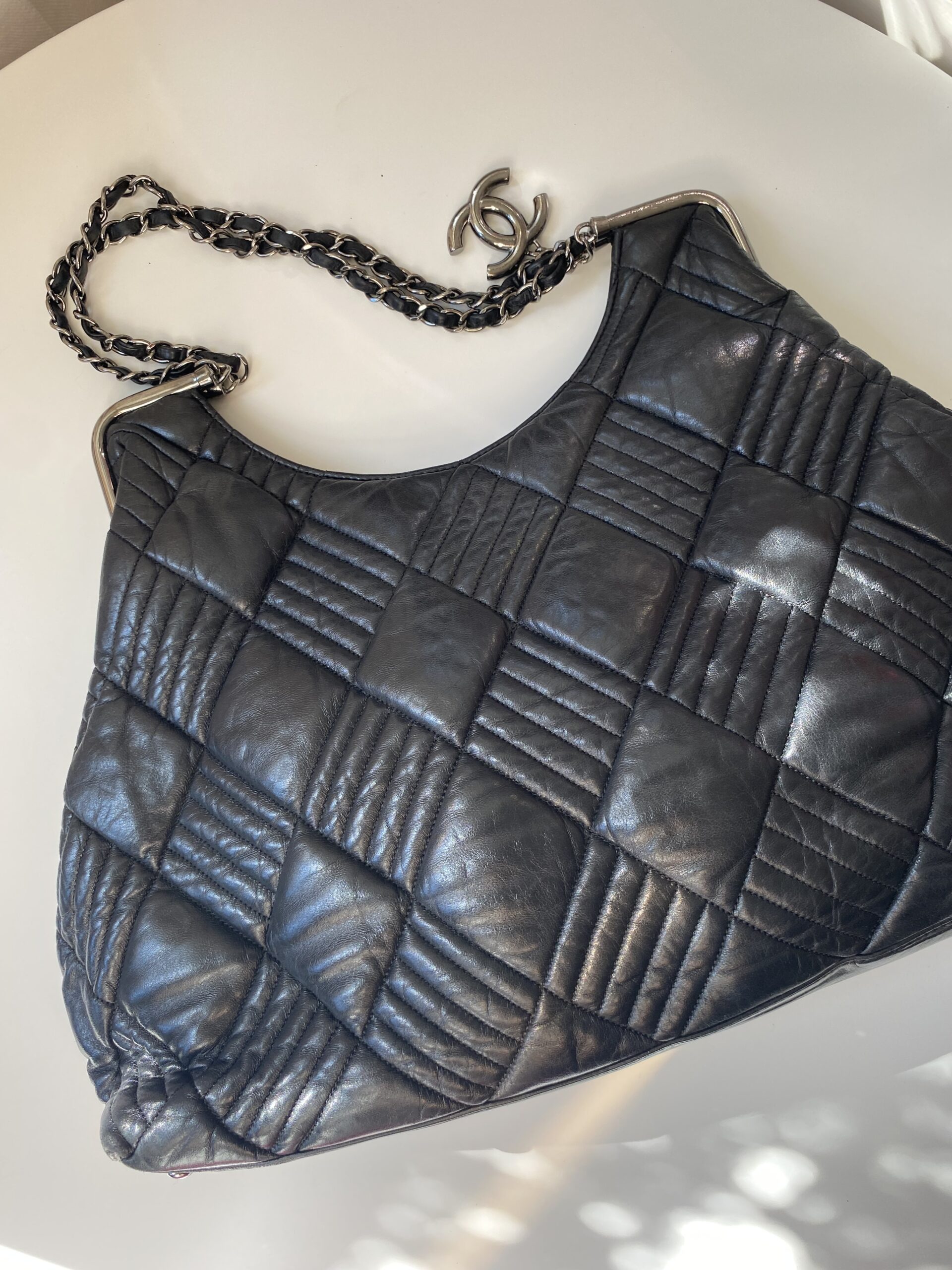 Chanel duża czarna pikowana torebka vintage - obrazek 4