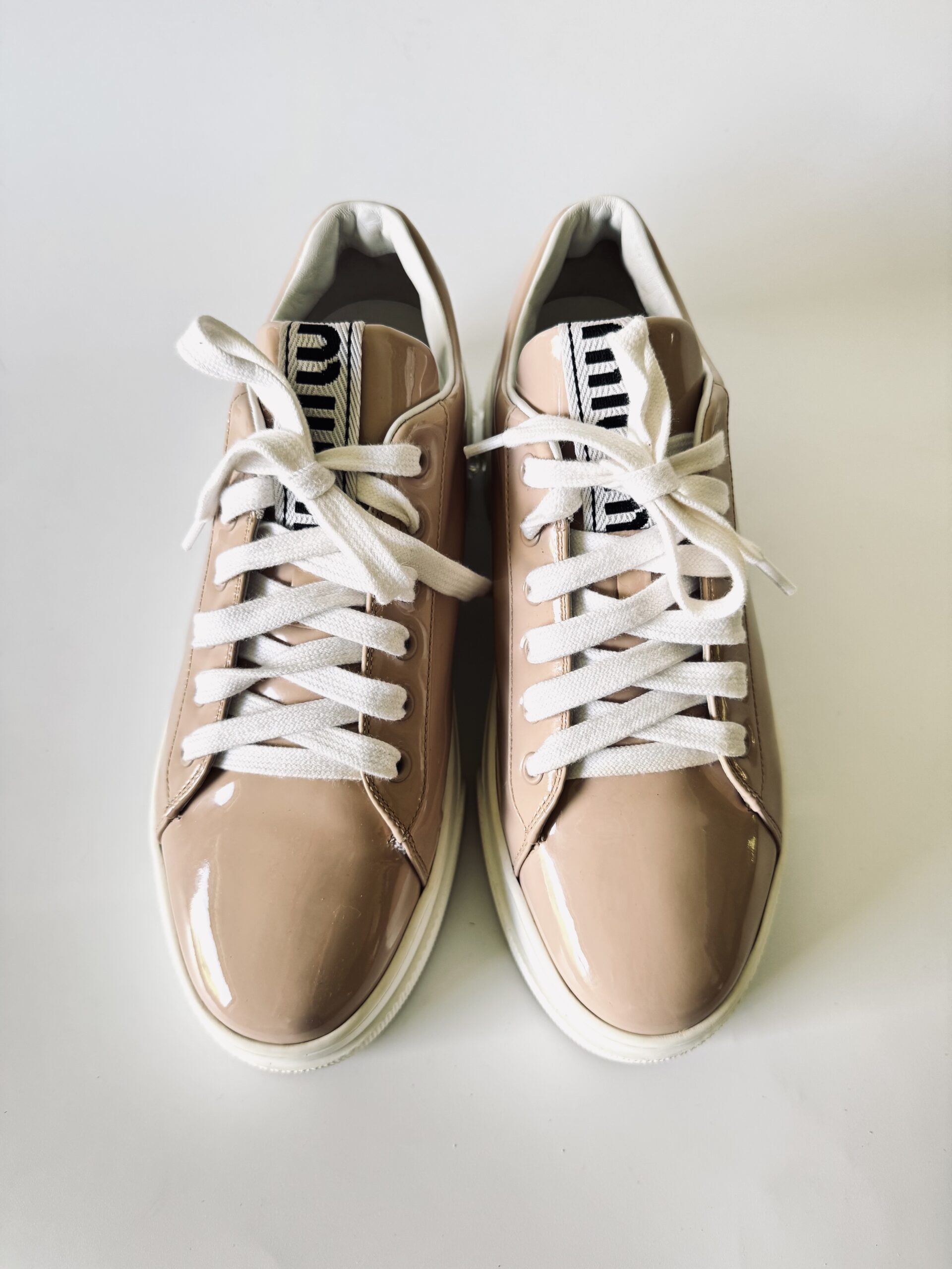 MIU MIU Crystal Embellished Patent Leather Sneakers - sneakersy, trampki - obrazek 3