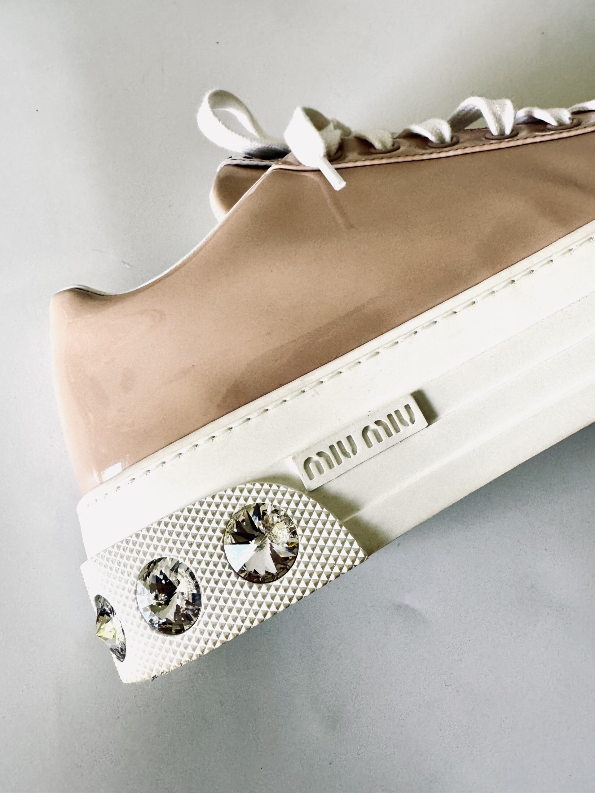 MIU MIU Crystal Embellished Patent Leather Sneakers - sneakersy, trampki - obrazek 8