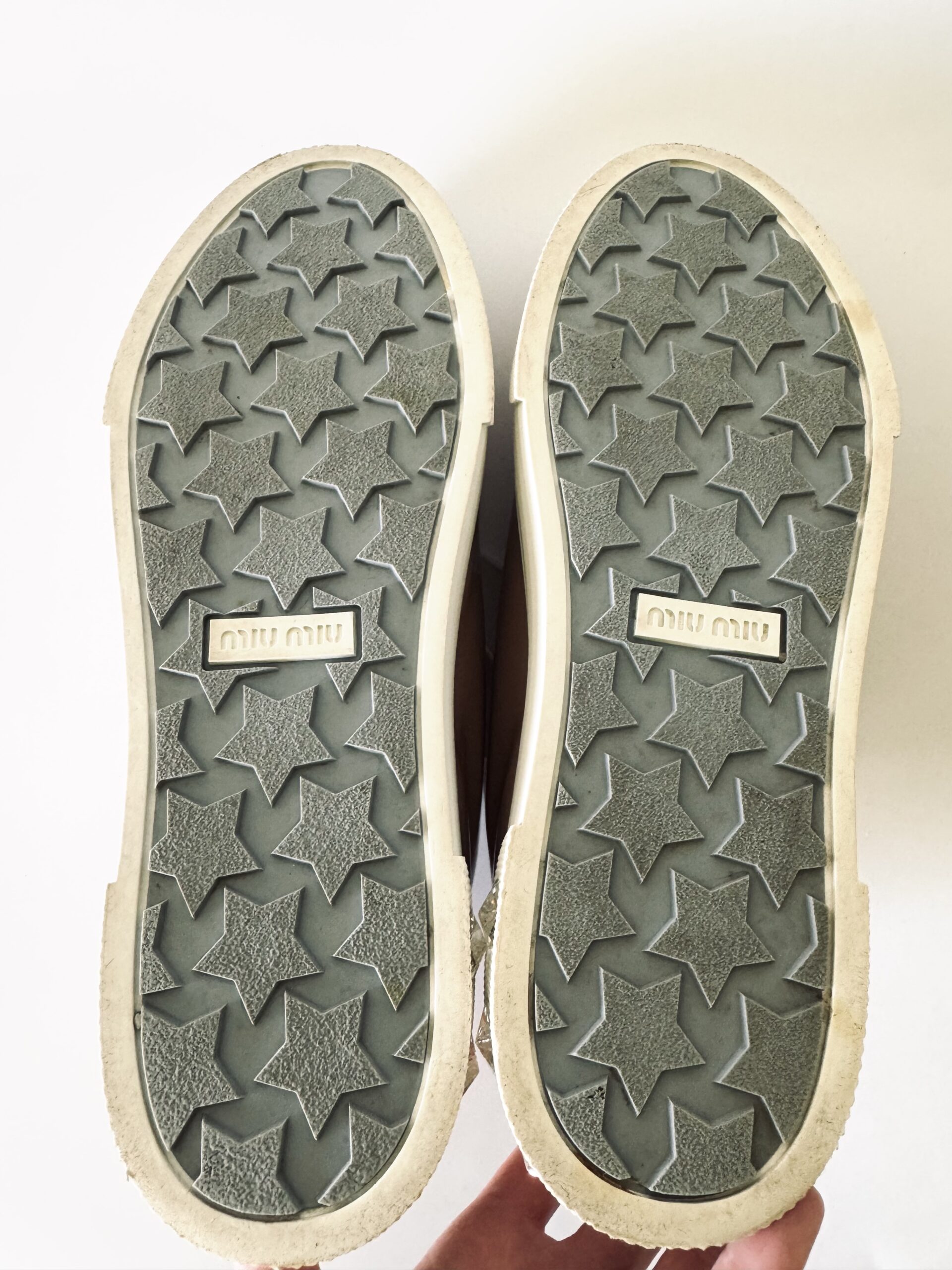 MIU MIU Crystal Embellished Patent Leather Sneakers - sneakersy, trampki - obrazek 10