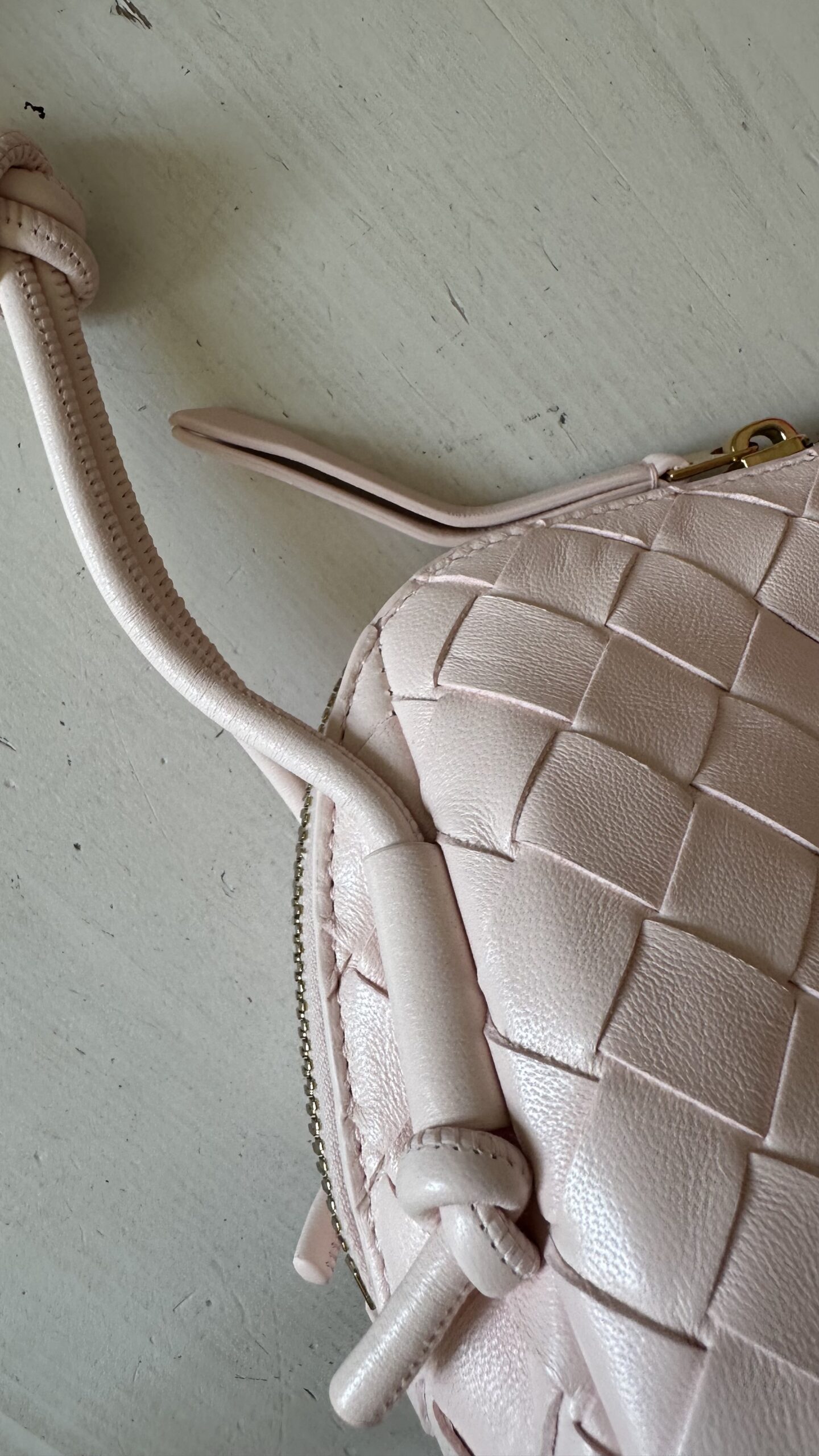 Bottega Veneta Concert Intrecciato pudrowy róż torebka - obrazek 4