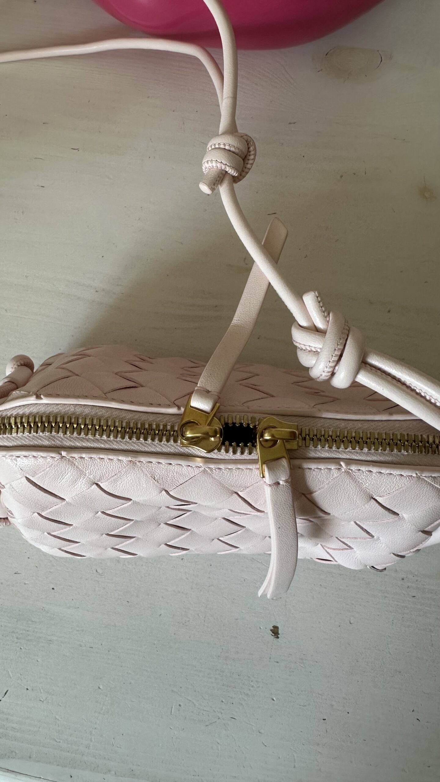 Bottega Veneta Concert Intrecciato pudrowy róż torebka - obrazek 5