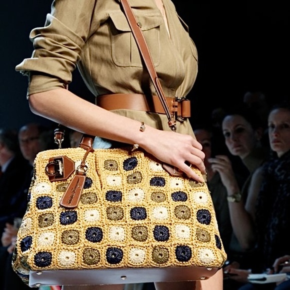 SALVATORE FERRAGAMO Gancini Handle Tote Raffia Wicker Bag - torebka - obrazek 3