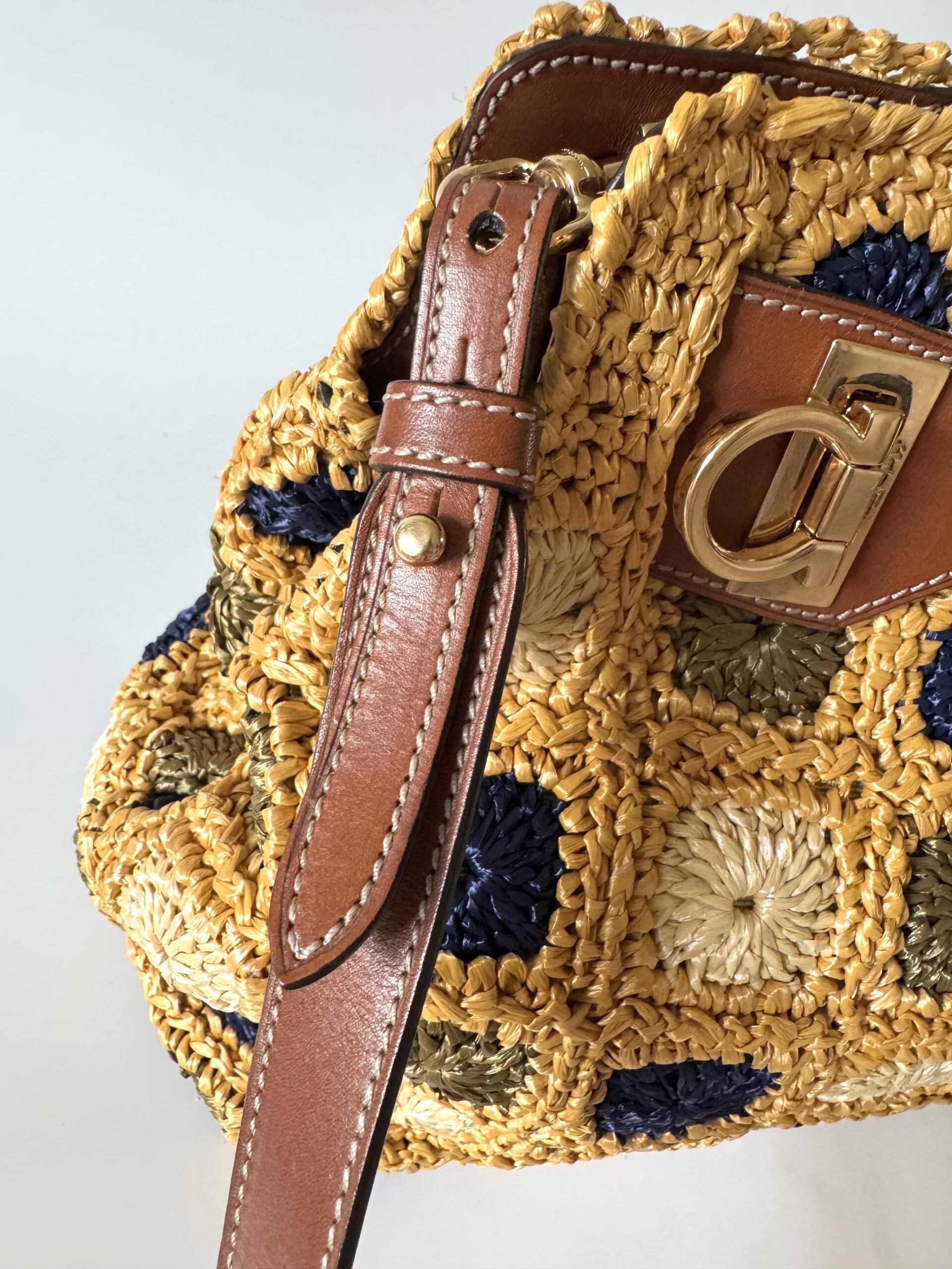 SALVATORE FERRAGAMO Gancini Handle Tote Raffia Wicker Bag - torebka - obrazek 9