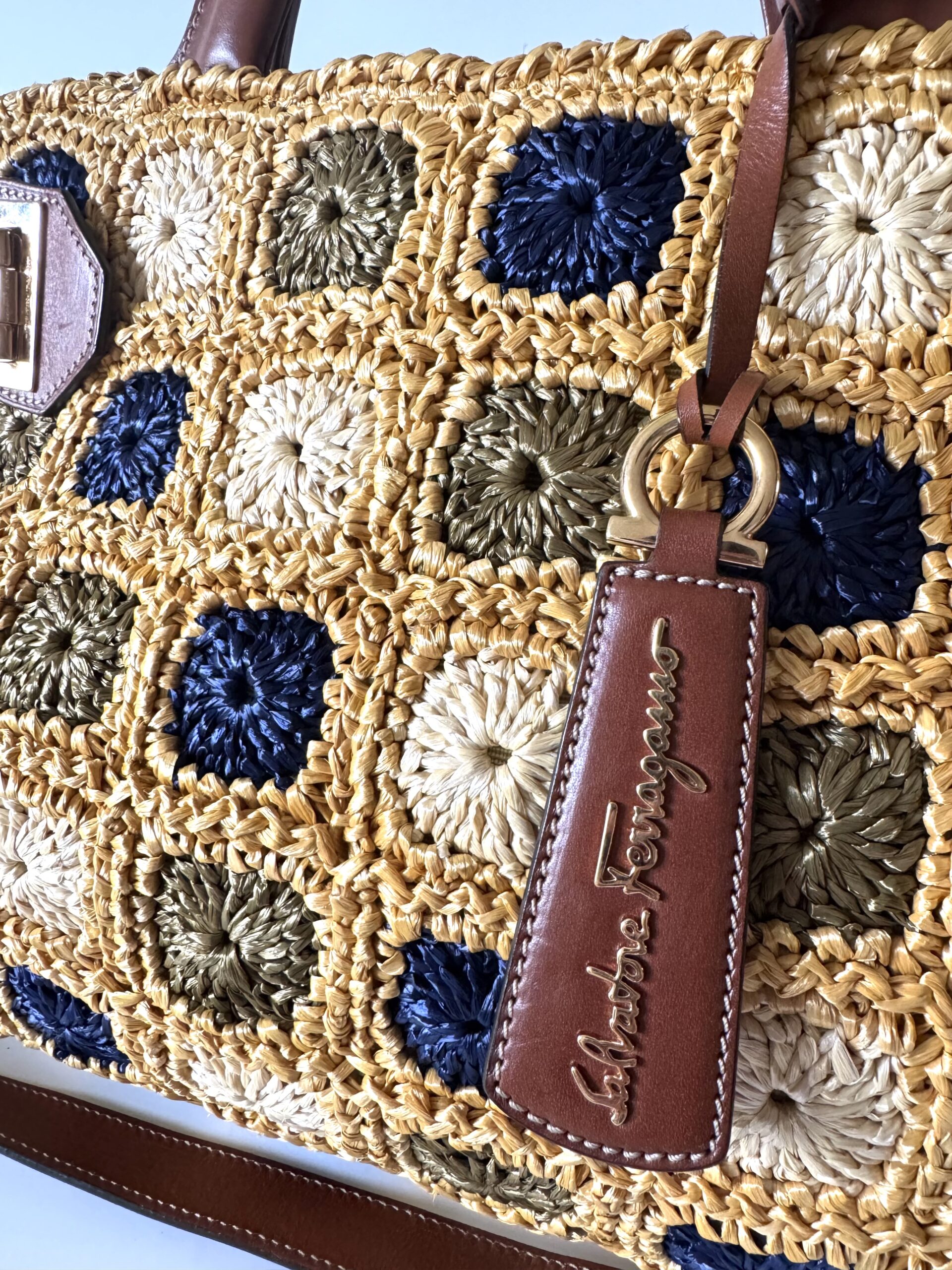 SALVATORE FERRAGAMO Gancini Handle Tote Raffia Wicker Bag - torebka - obrazek 16