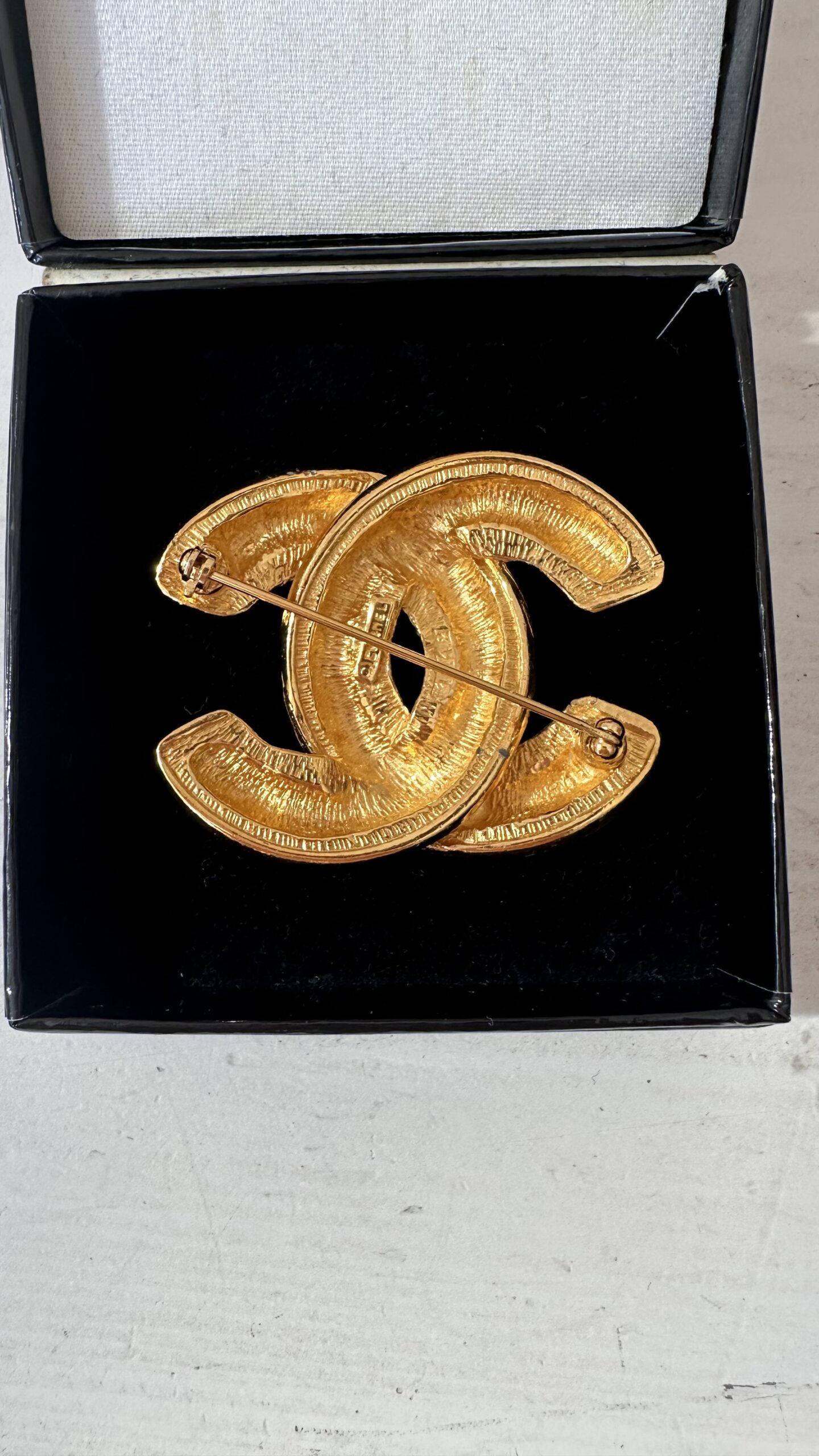 Chanel duża broszka vintage w kolorze złota lata 80 - obrazek 2