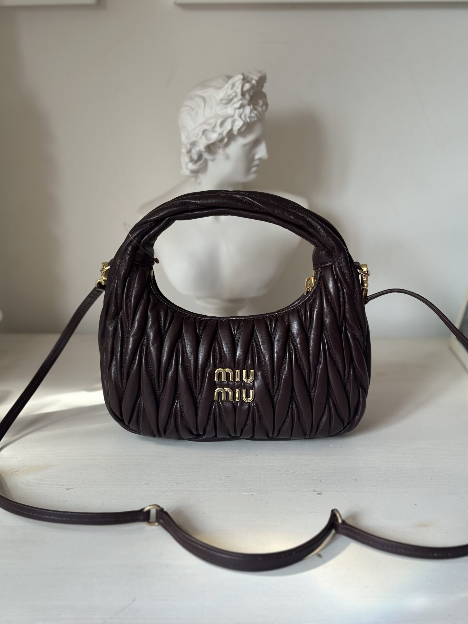 Miu Miu Wander matelassé suede bag burgundowa torebka - obrazek 7