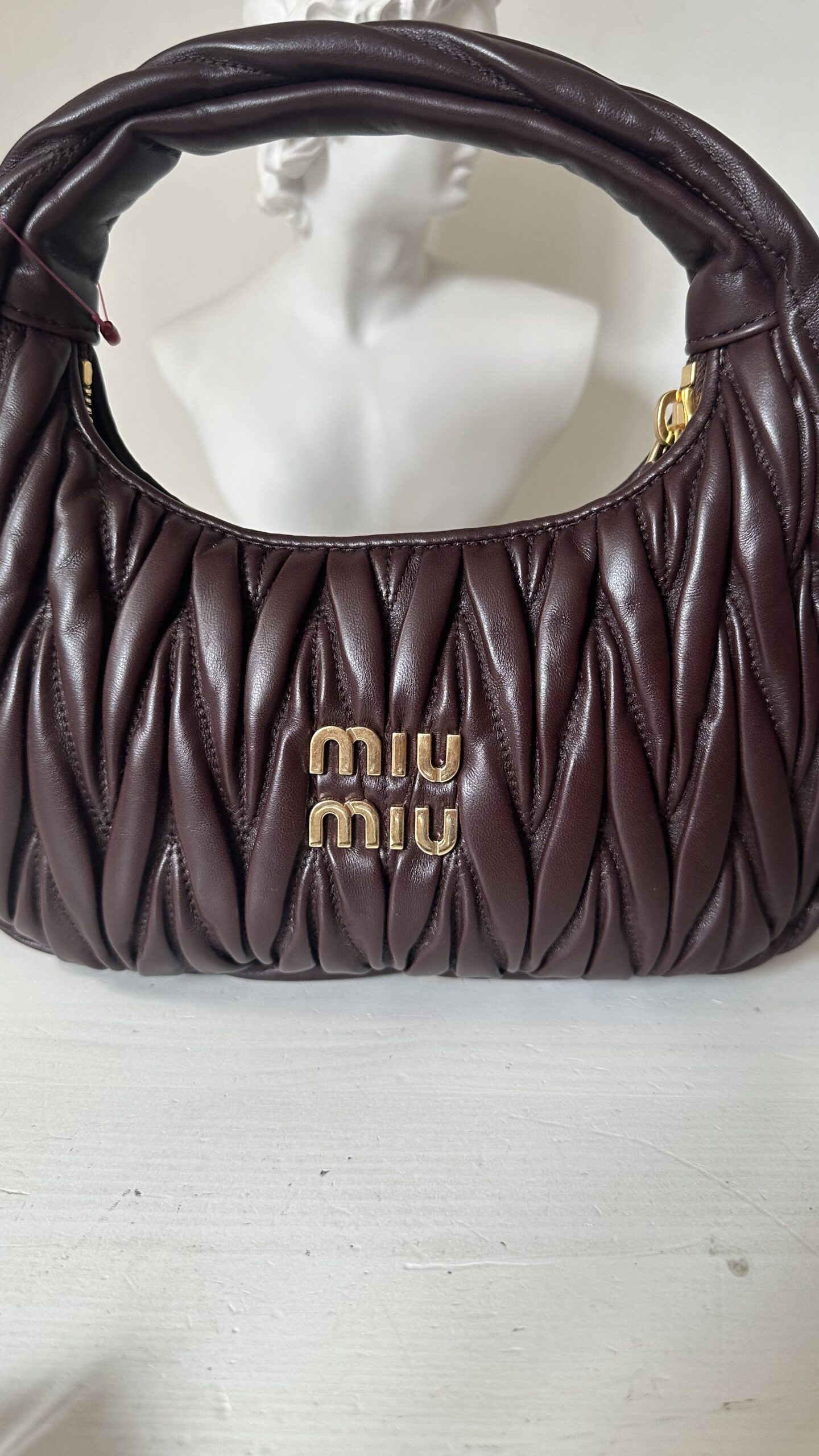 Miu Miu Wander matelassé suede bag burgundowa torebka - obrazek 8