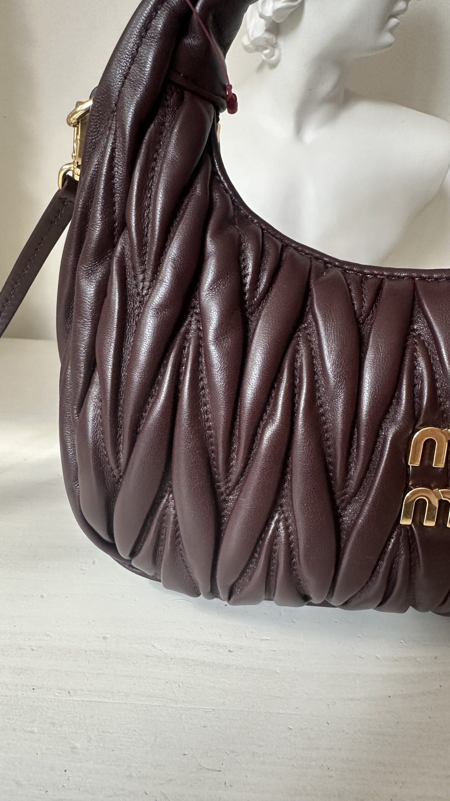 Miu Miu Wander matelassé suede bag burgundowa torebka - obrazek 11