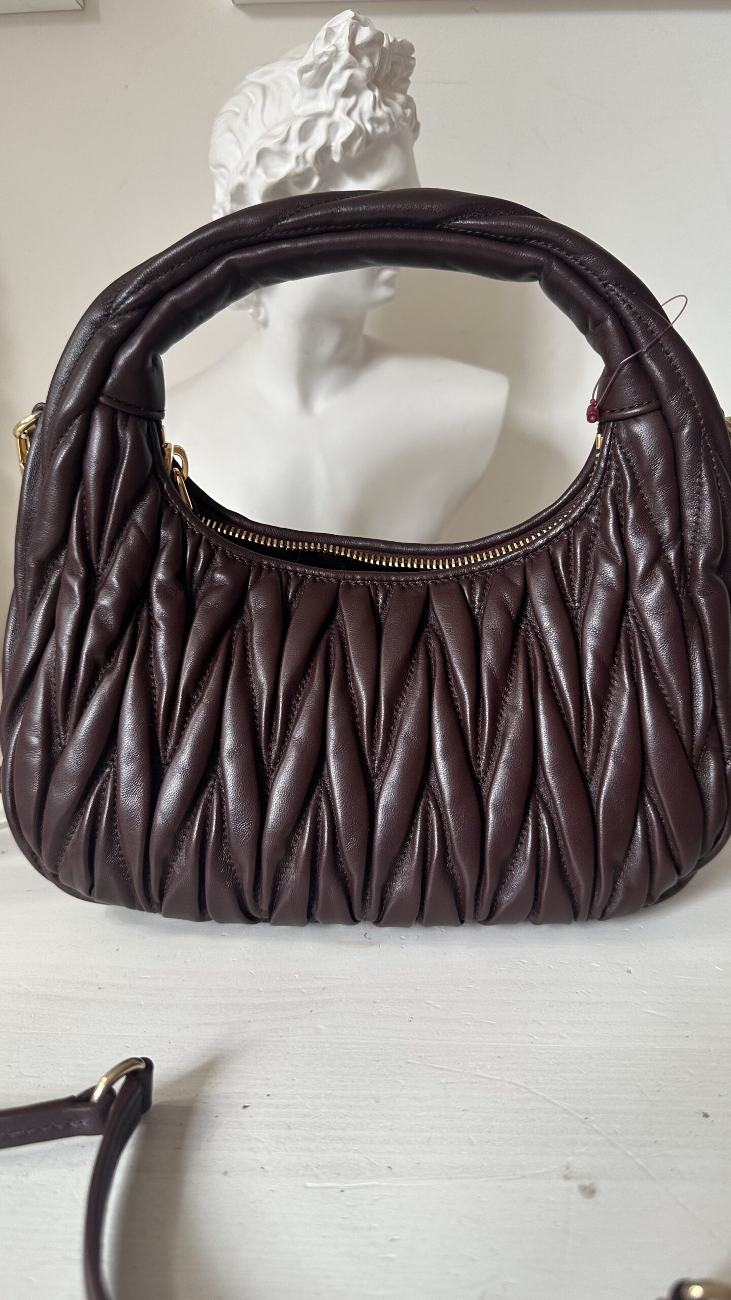 Miu Miu Wander matelassé suede bag burgundowa torebka - obrazek 10