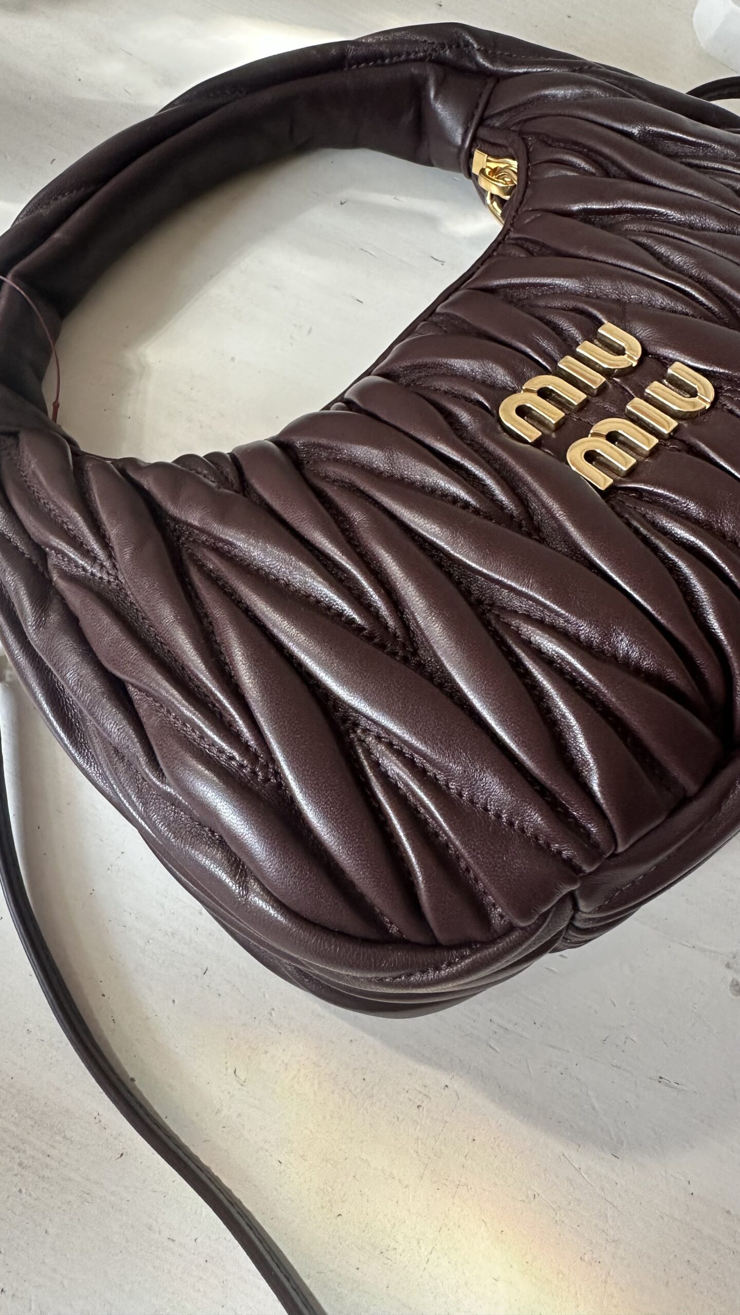 Miu Miu Wander matelassé suede bag burgundowa torebka - obrazek 9