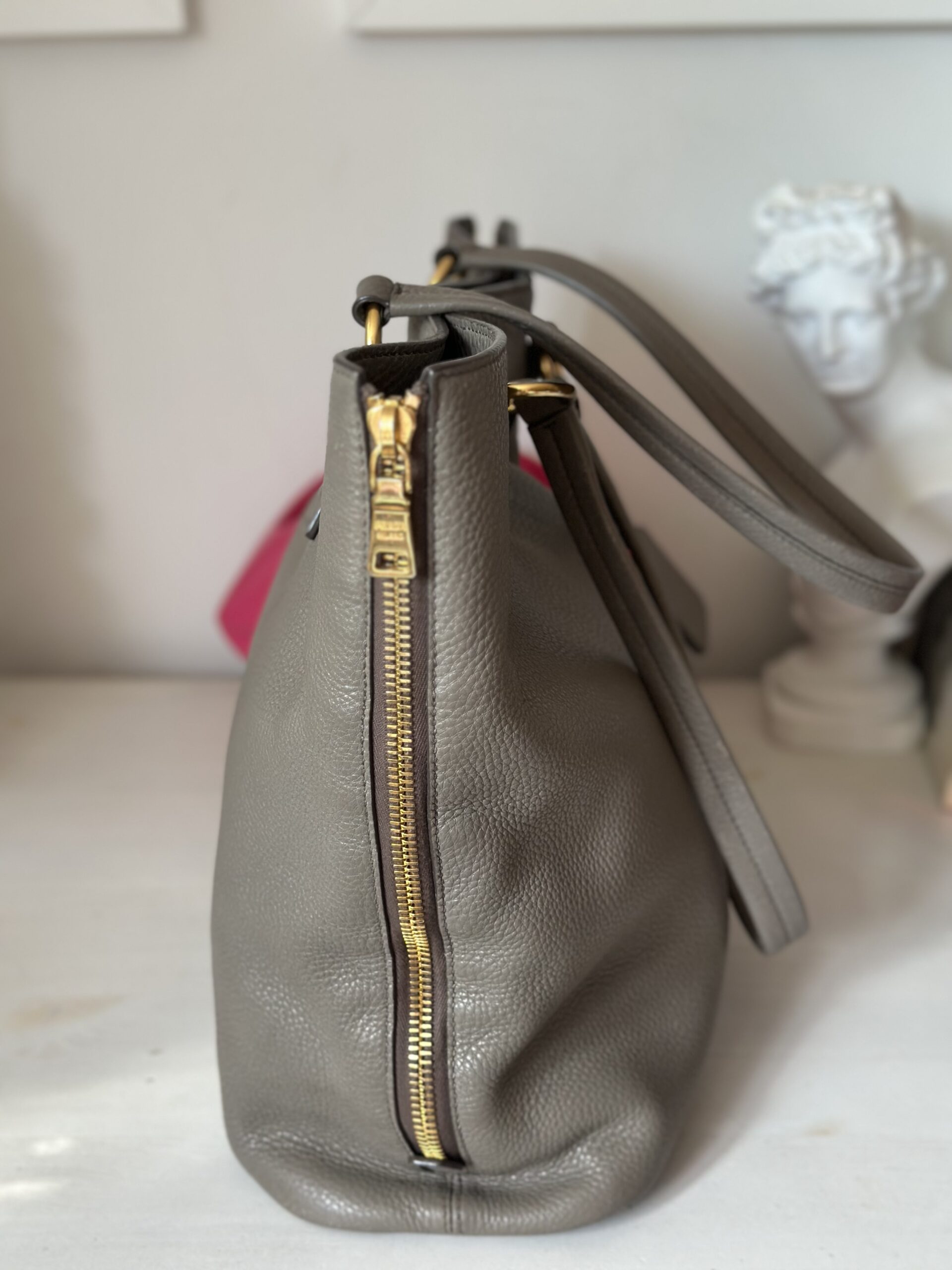 Prada duża beżowo szara skórzana torebka - obrazek 3