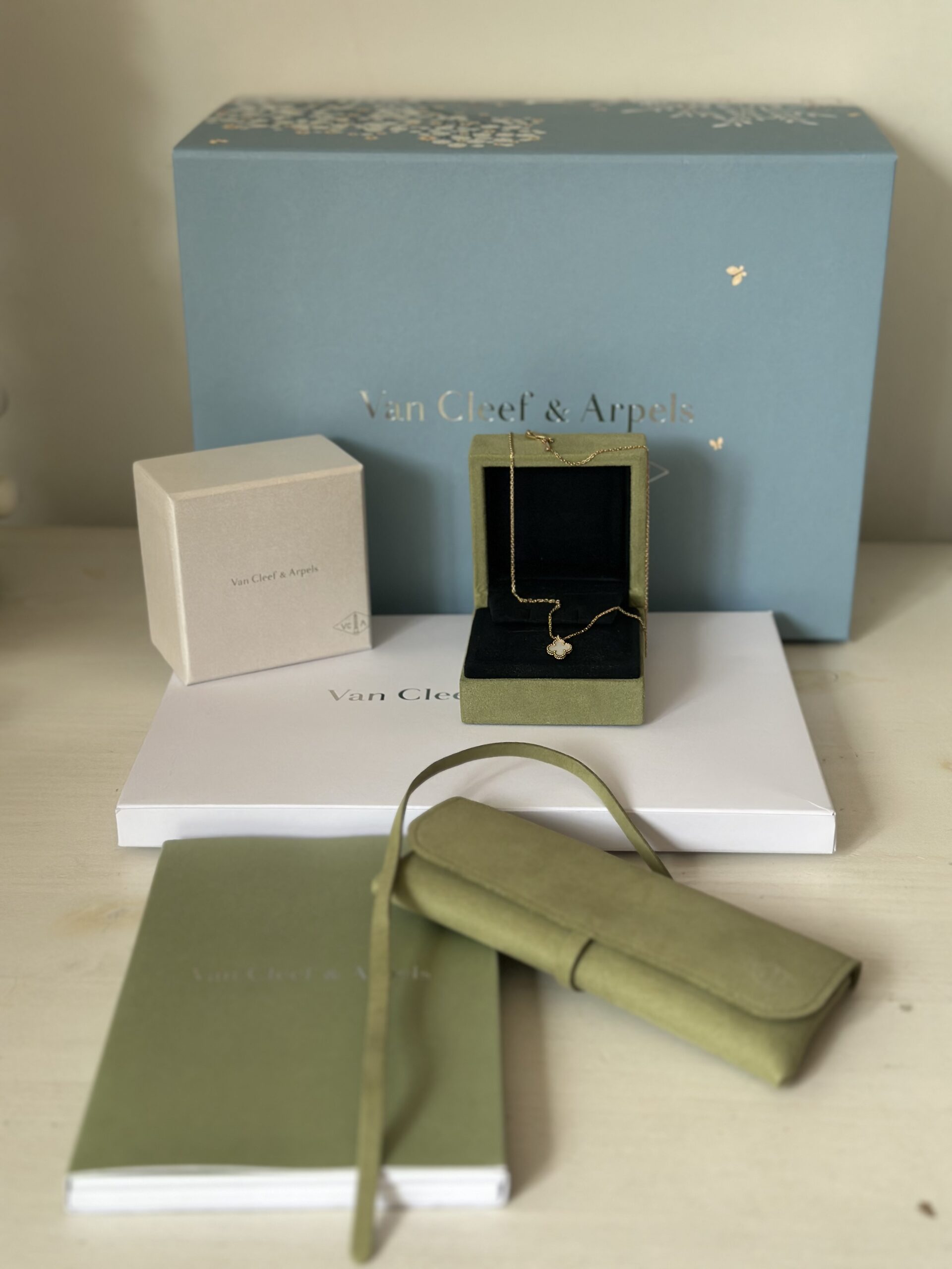 Van Cleef&Arpels Sweet Alhambra żółte złoto i masa perłowa