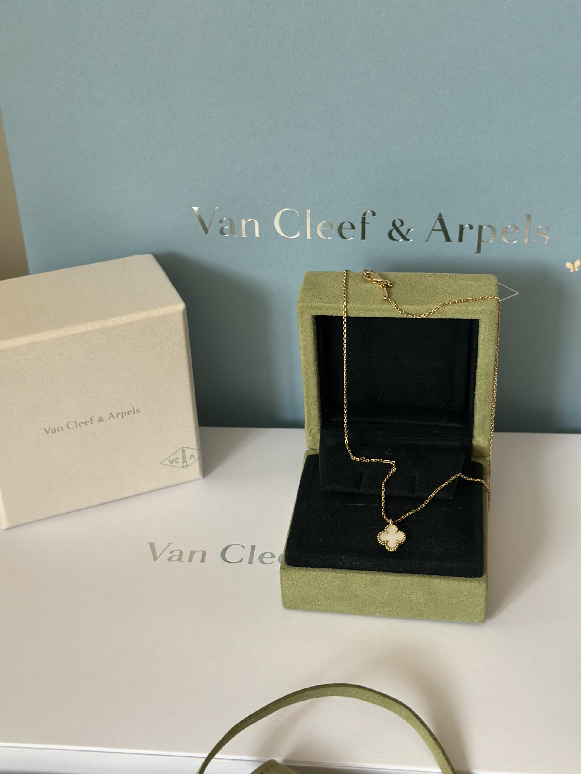 Van Cleef&Arpels Sweet Alhambra żółte złoto i masa perłowa - obrazek 2