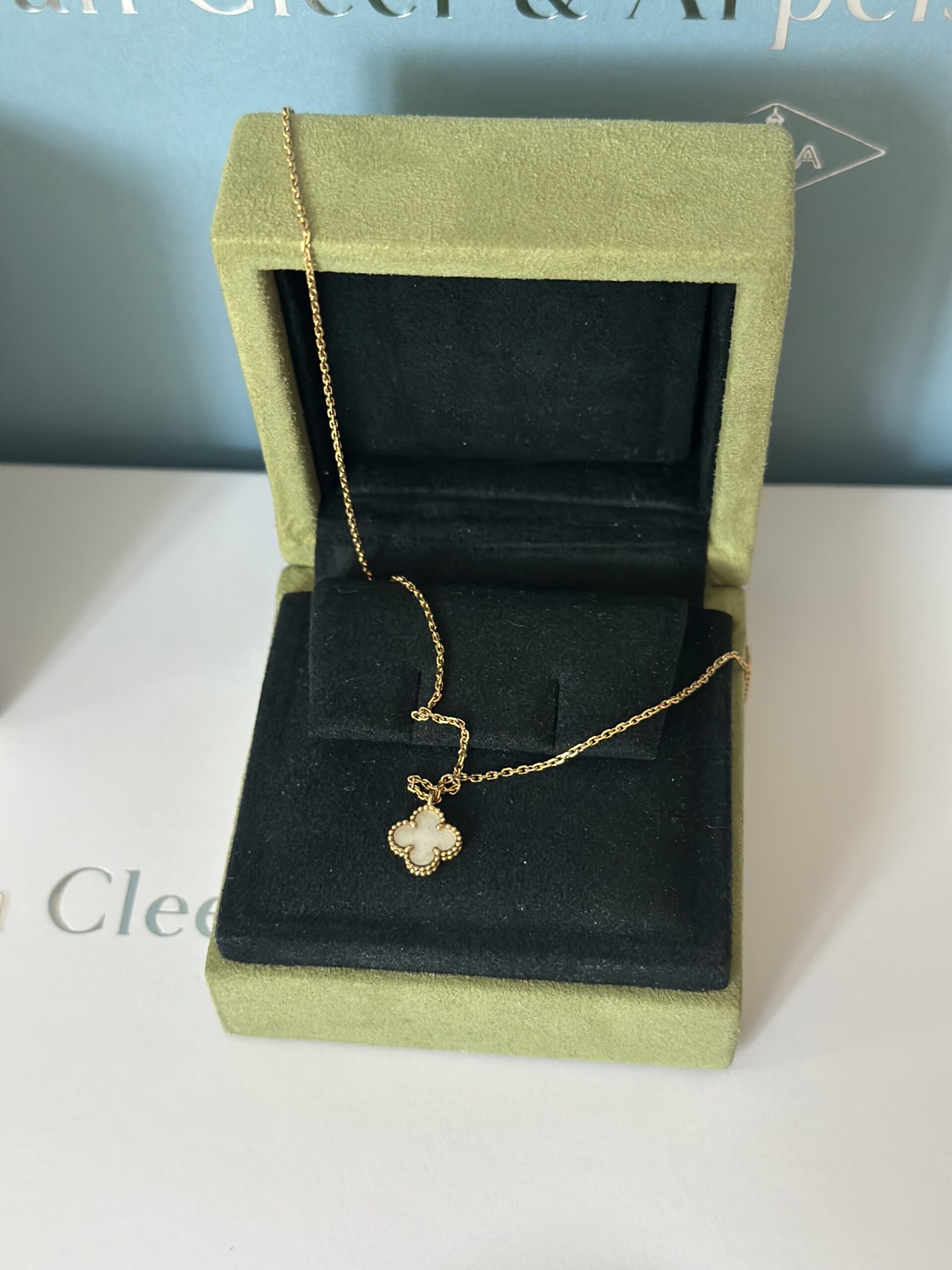 Van Cleef&Arpels Sweet Alhambra żółte złoto i masa perłowa - obrazek 3