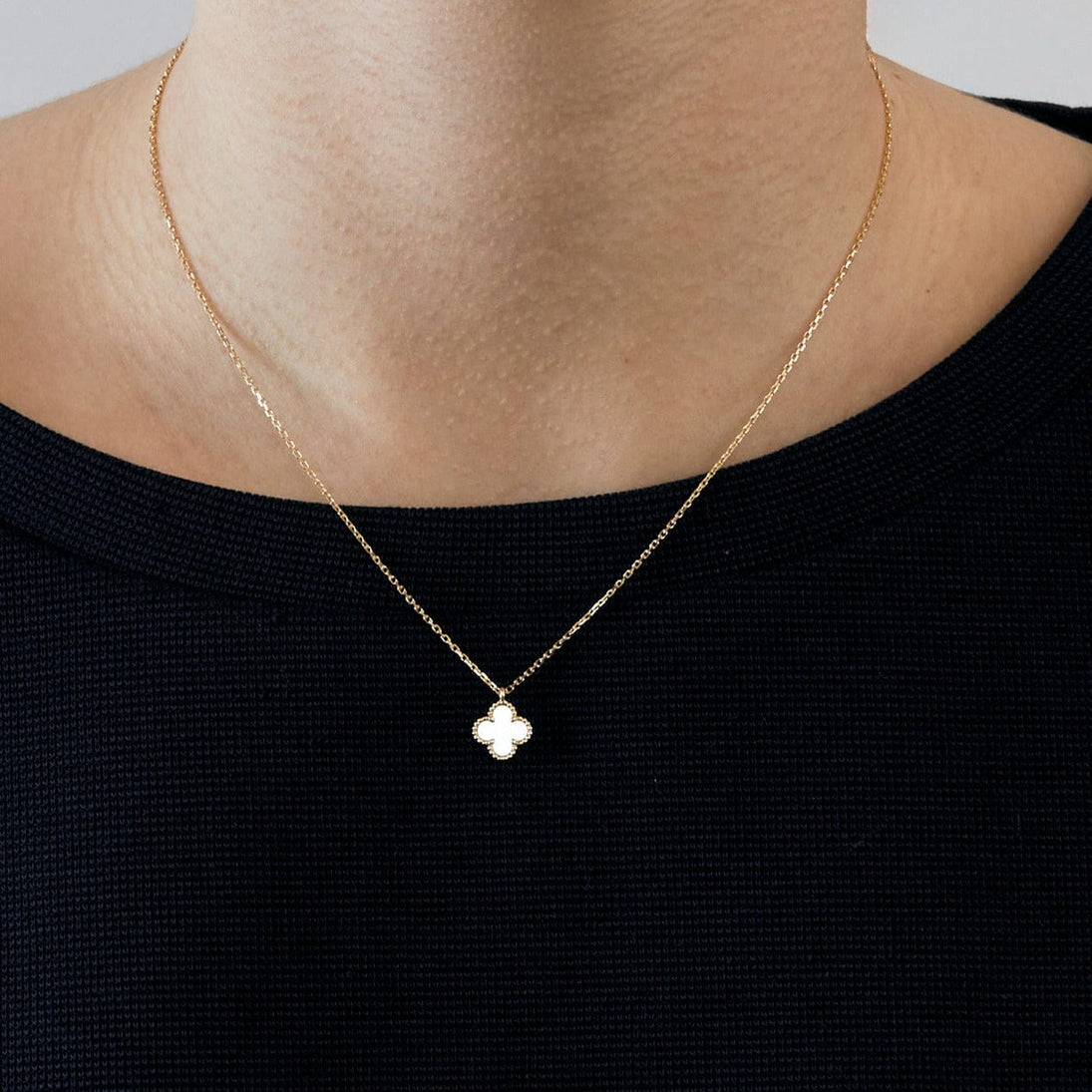 Van Cleef&Arpels Sweet Alhambra żółte złoto i masa perłowa - obrazek 4